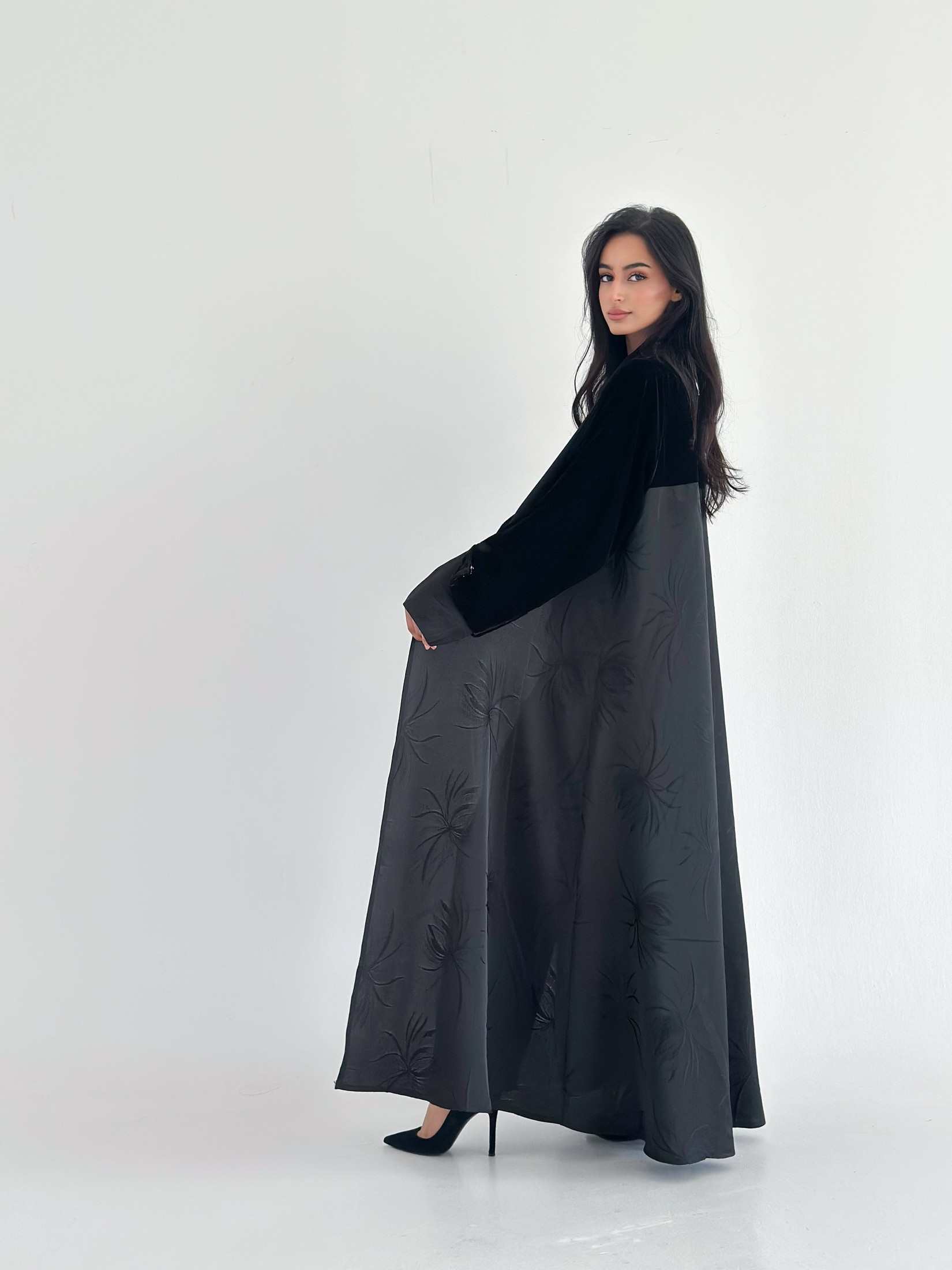 MWT824 -عباية مخمل مع تدخيلة جاكار - Aya