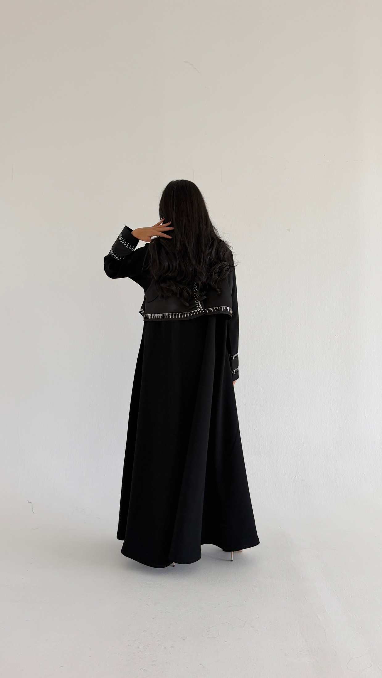 MWT1098 - عباية اسود بتطريز ابيض - Aya