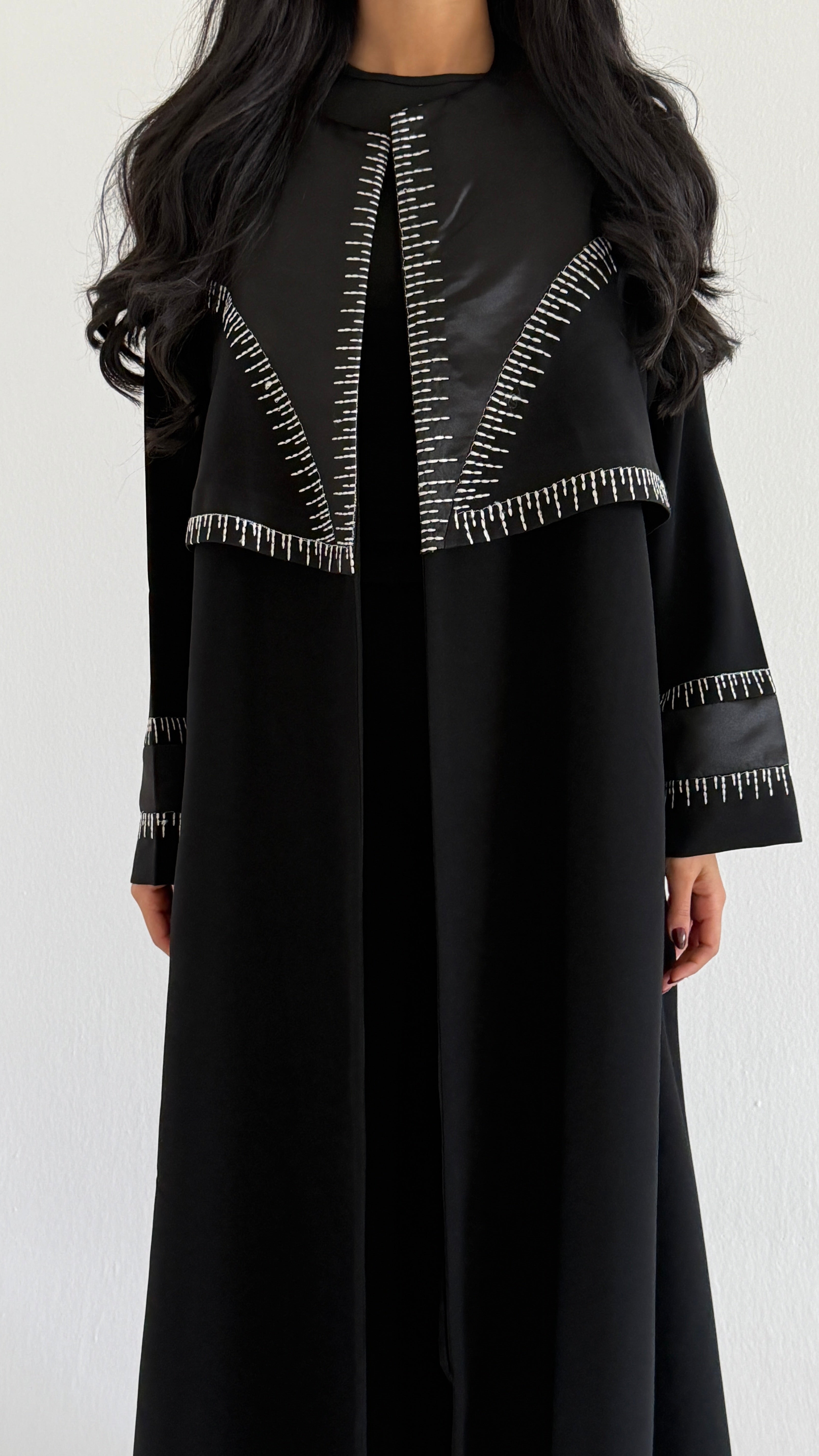 MWT1098 - عباية اسود بتطريز ابيض - Aya