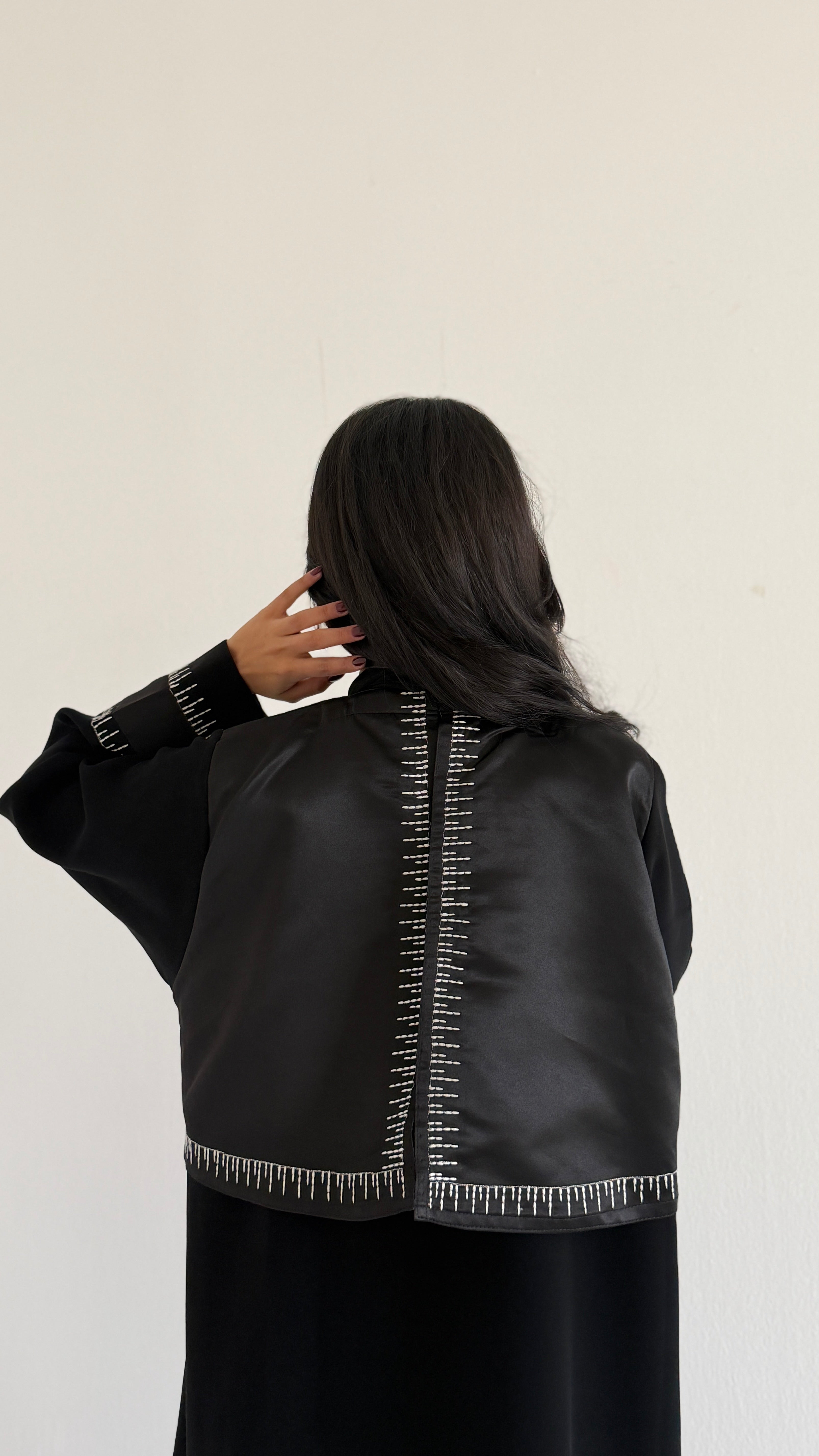 MWT1098 - عباية اسود بتطريز ابيض - Aya