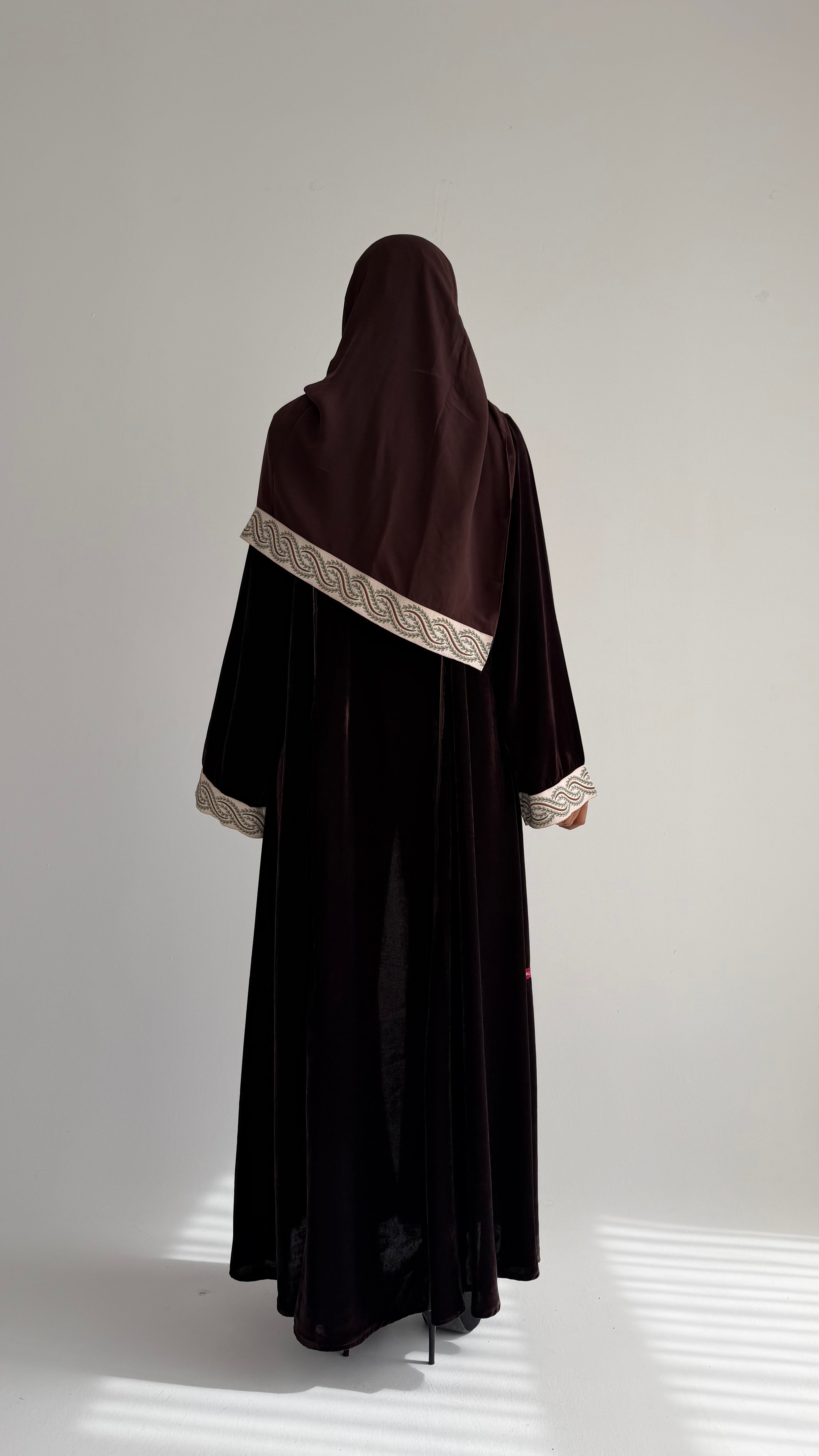 MWT820 - عباية بني مع تدخيلة كلفة راقية - Aya