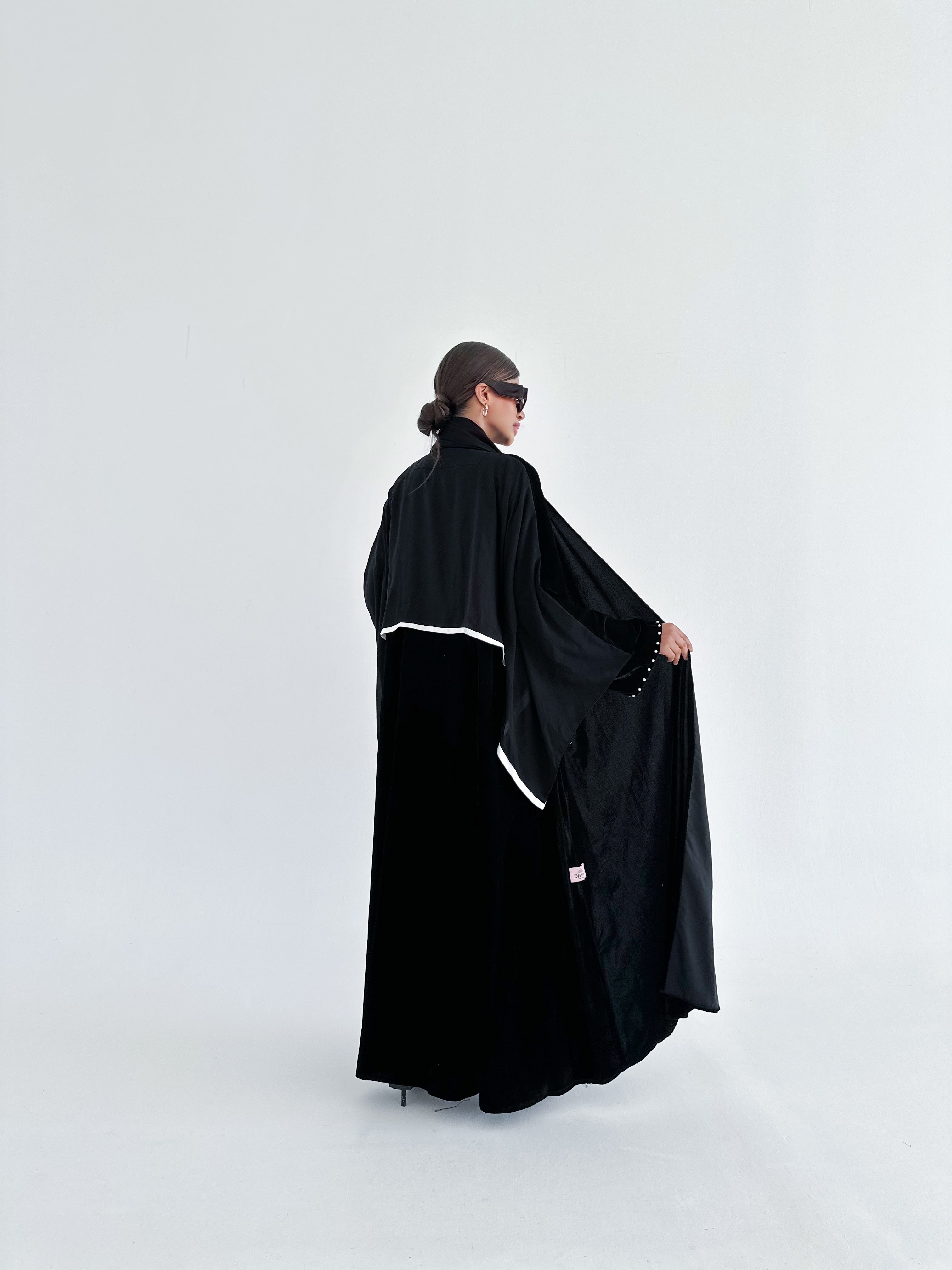 MWT690 - عباية مخمل اسود مع لؤلؤ