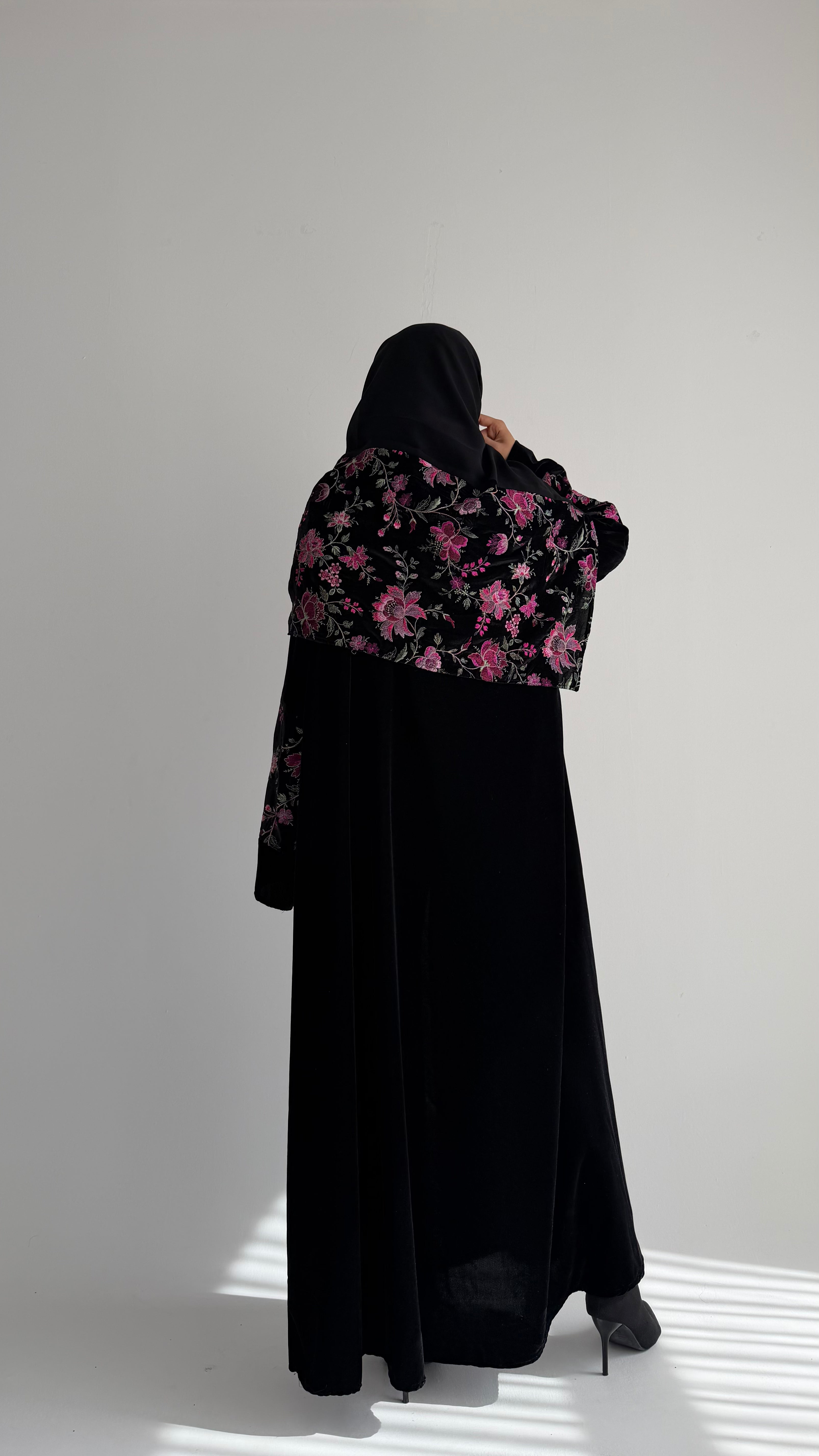 MWT815 - عباية مخمل بتدخيلة زهور بالأكمام|Floral Velvet Abaya - Aya
