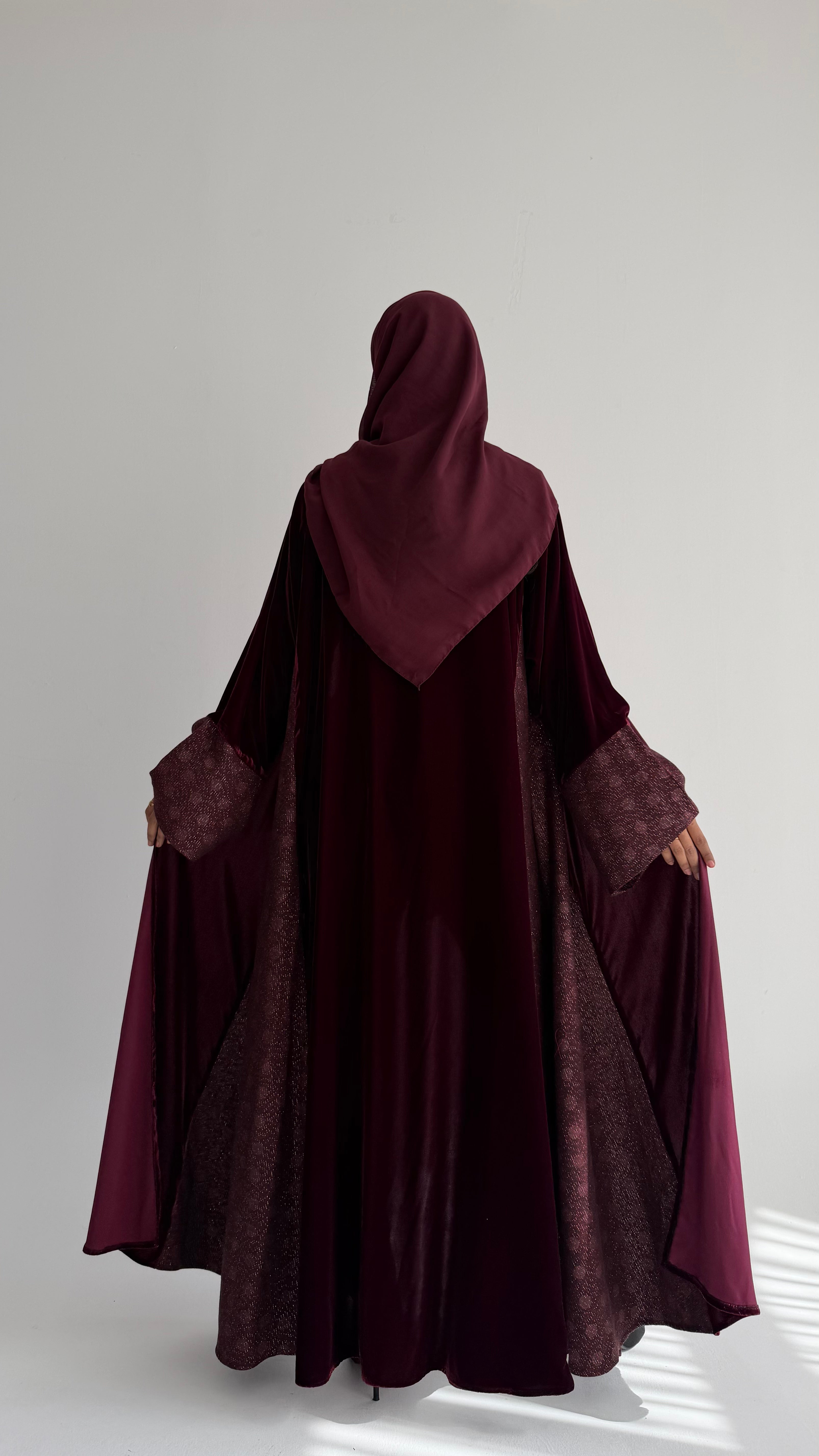 MWT819 - عباية مخمل بتدخيلة لامعة راقية|Elegant Shimmer Velvet Abaya - Aya