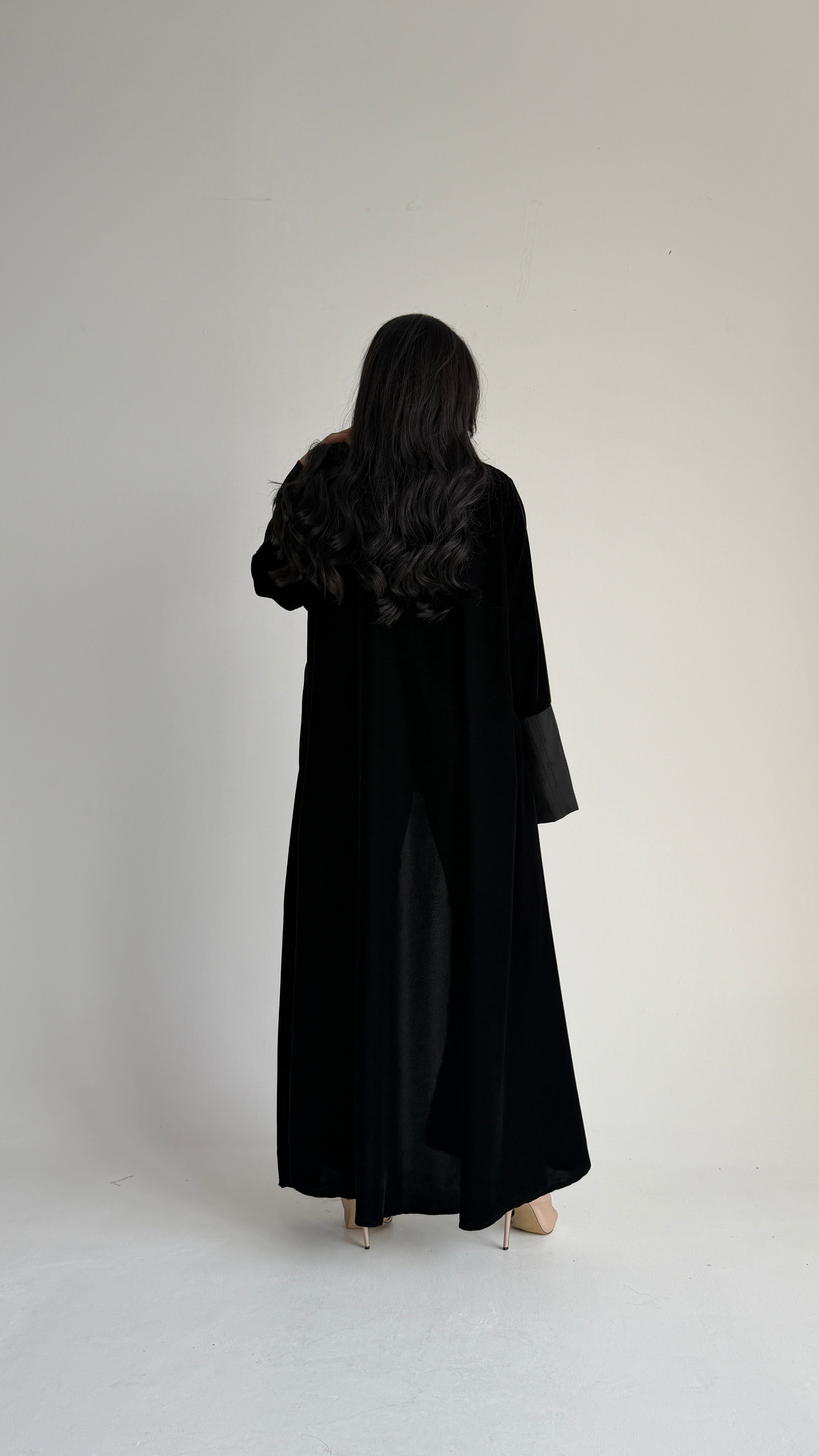 MW1845 - عباية مخمل مع اضافة تدخيلة الجاكار المطرز ليمنحك اطلالة راقية وعصرية - Aya