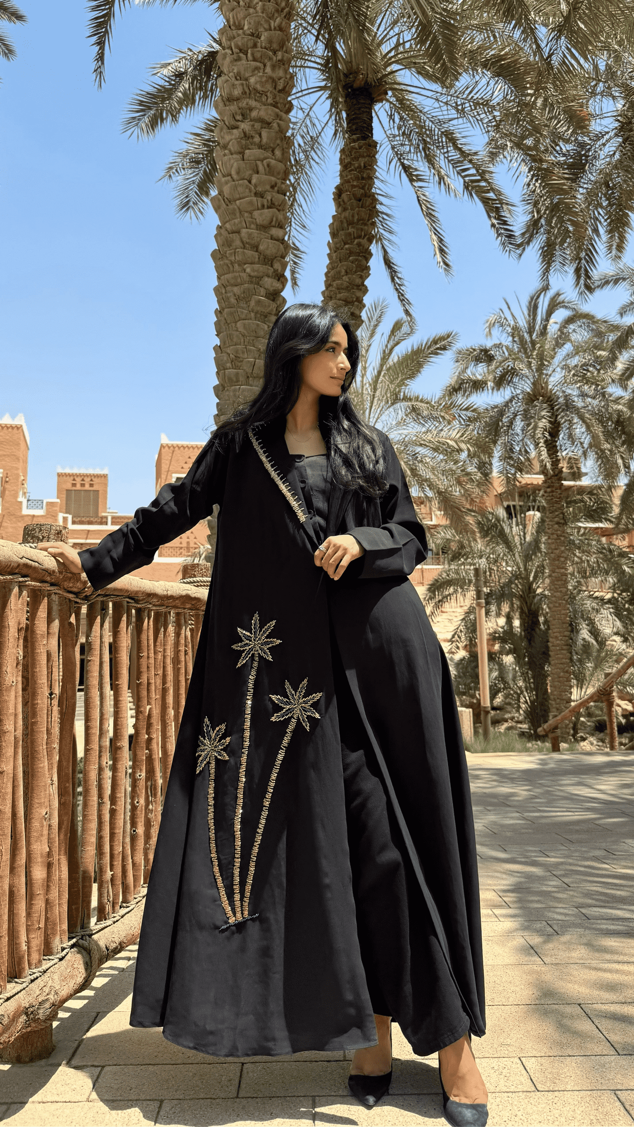 MWT435  - عباية اليوم الوطني سودا بتطريز ذهبي - Aya