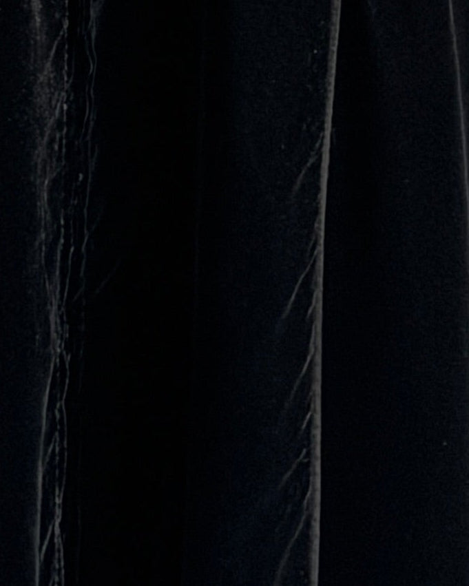 MW1845 - عباية مخمل مع اضافة تدخيلة الجاكار المطرز ليمنحك اطلالة راقية وعصرية - Aya