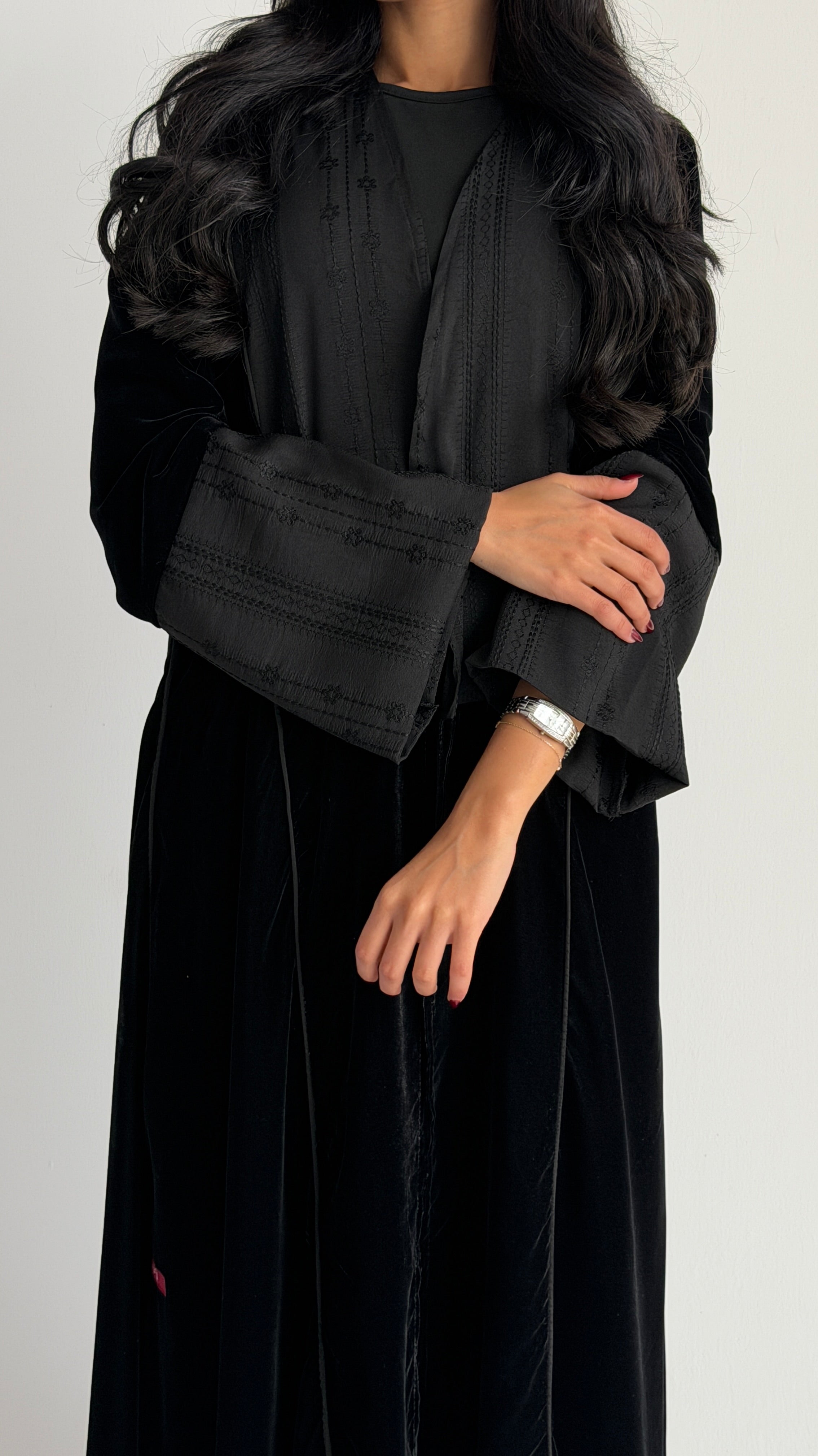 MW1845 - عباية مخمل مع اضافة تدخيلة الجاكار المطرز ليمنحك اطلالة راقية وعصرية - Aya