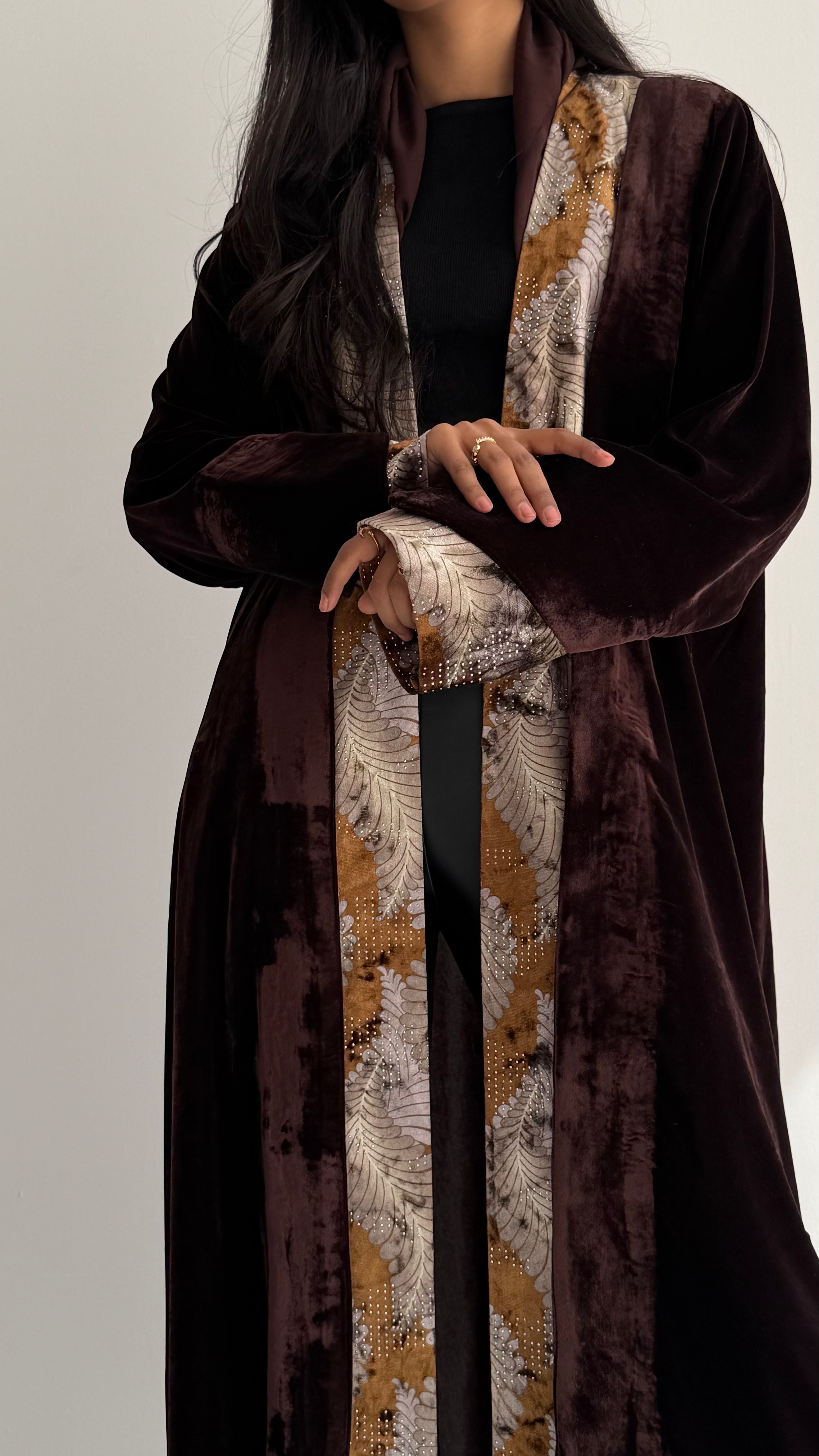 MWT822 - عباية مخمل مع تدخيلة من الامام والاكمام - Aya