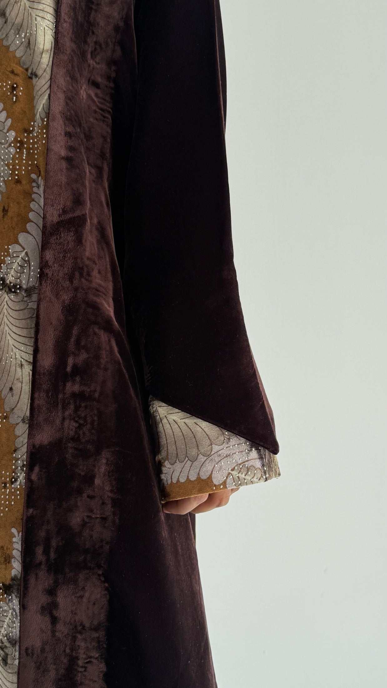 MWT822 - عباية مخمل مع تدخيلة من الامام والاكمام - Aya