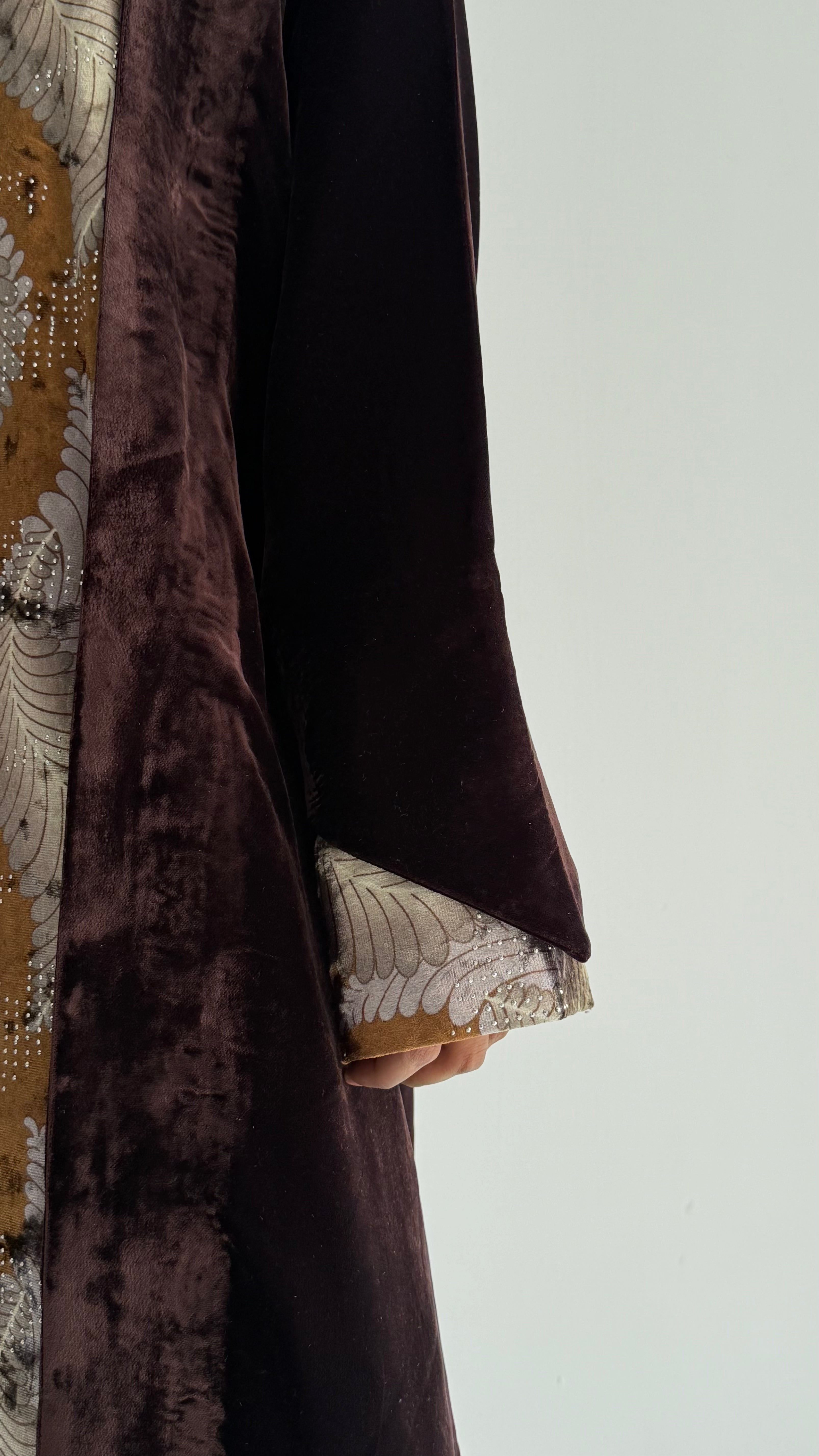 MWT822 - عباية مخمل مع تدخيلة من الامام والاكمام - Aya