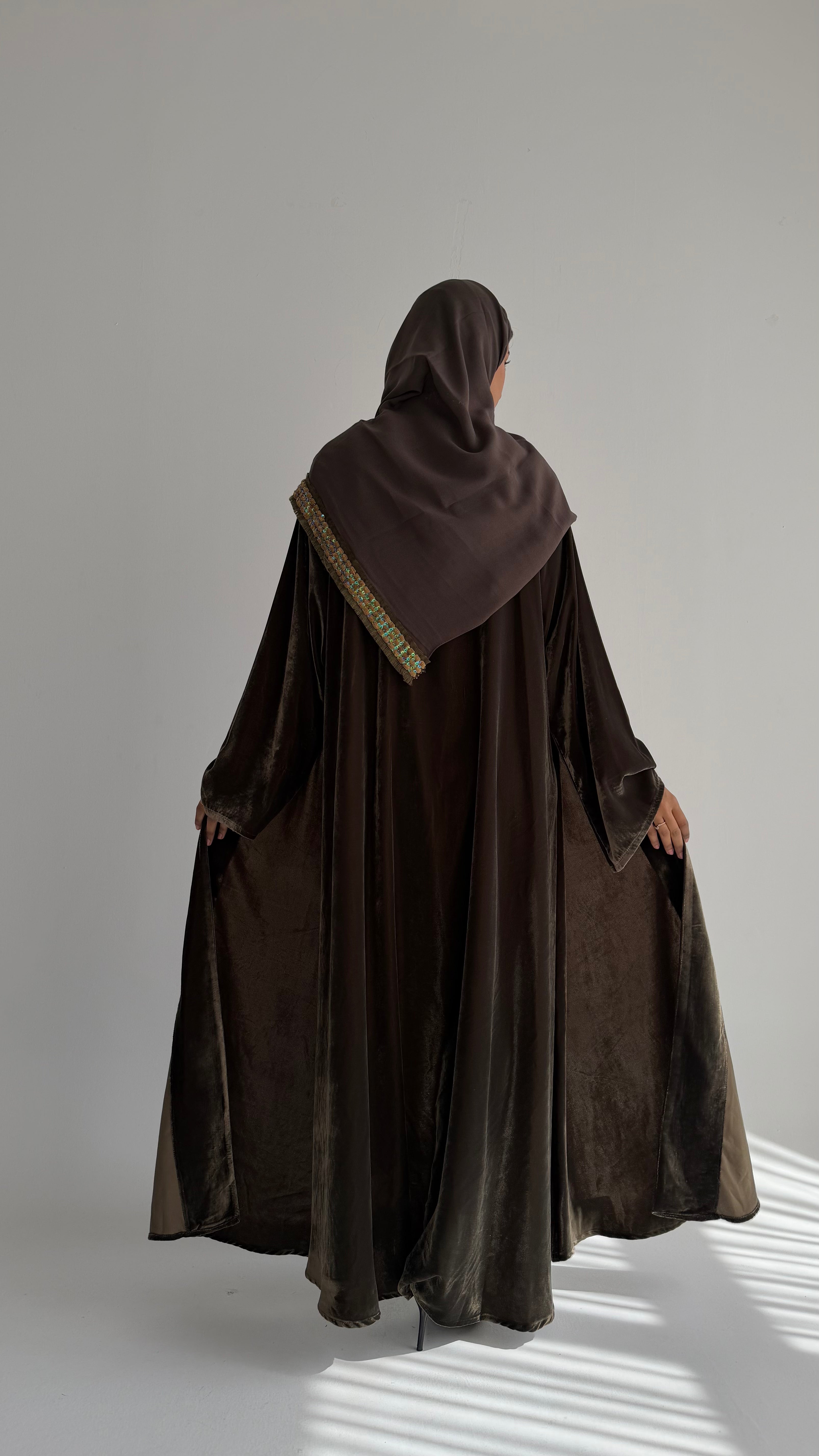 MWT825 - عباية مخمل مع تدخيلة كلفة بالامام - Aya