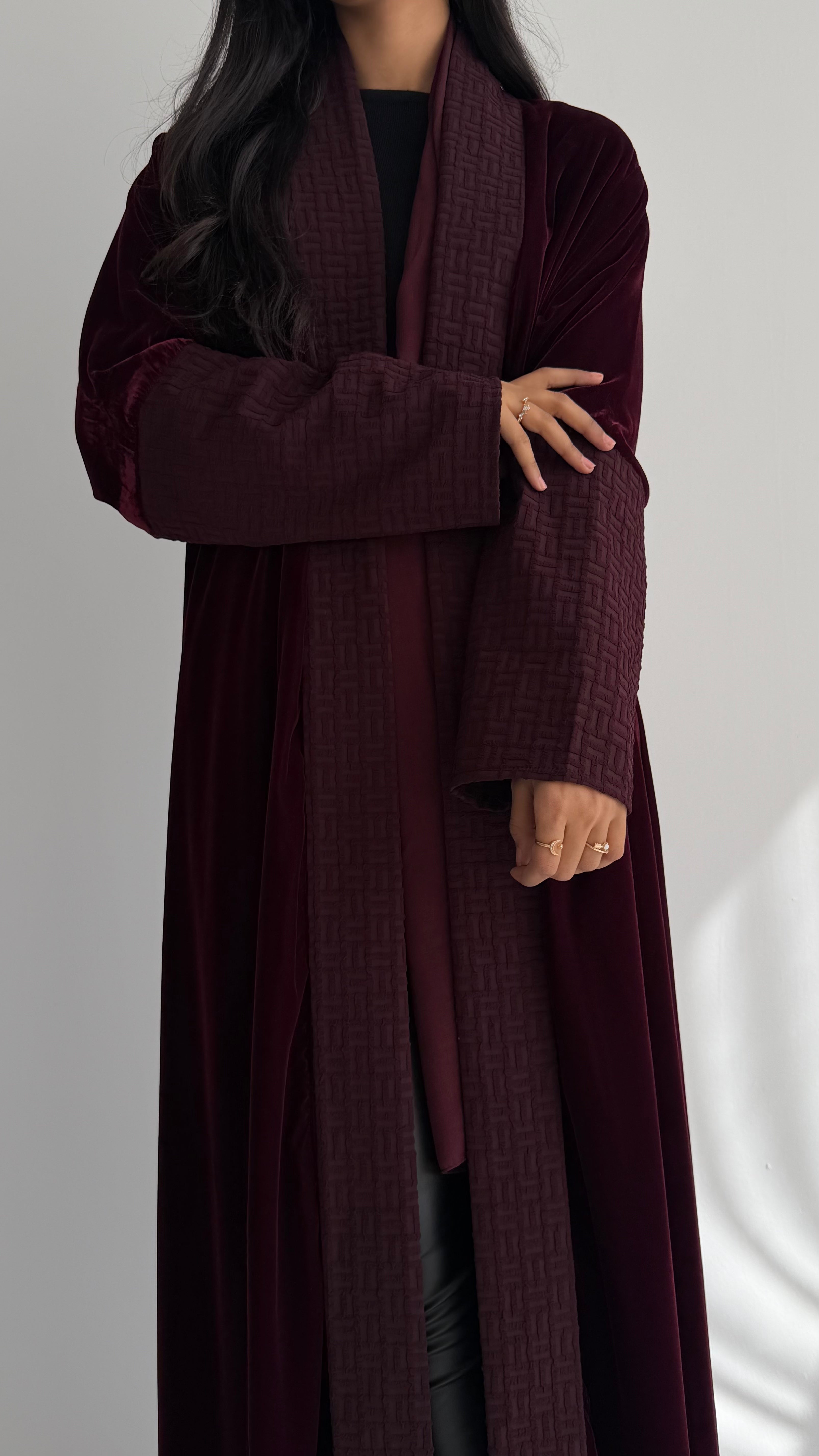 MWT814 - عباية مخمل عنابي مع تدخيلة بالامام - Aya