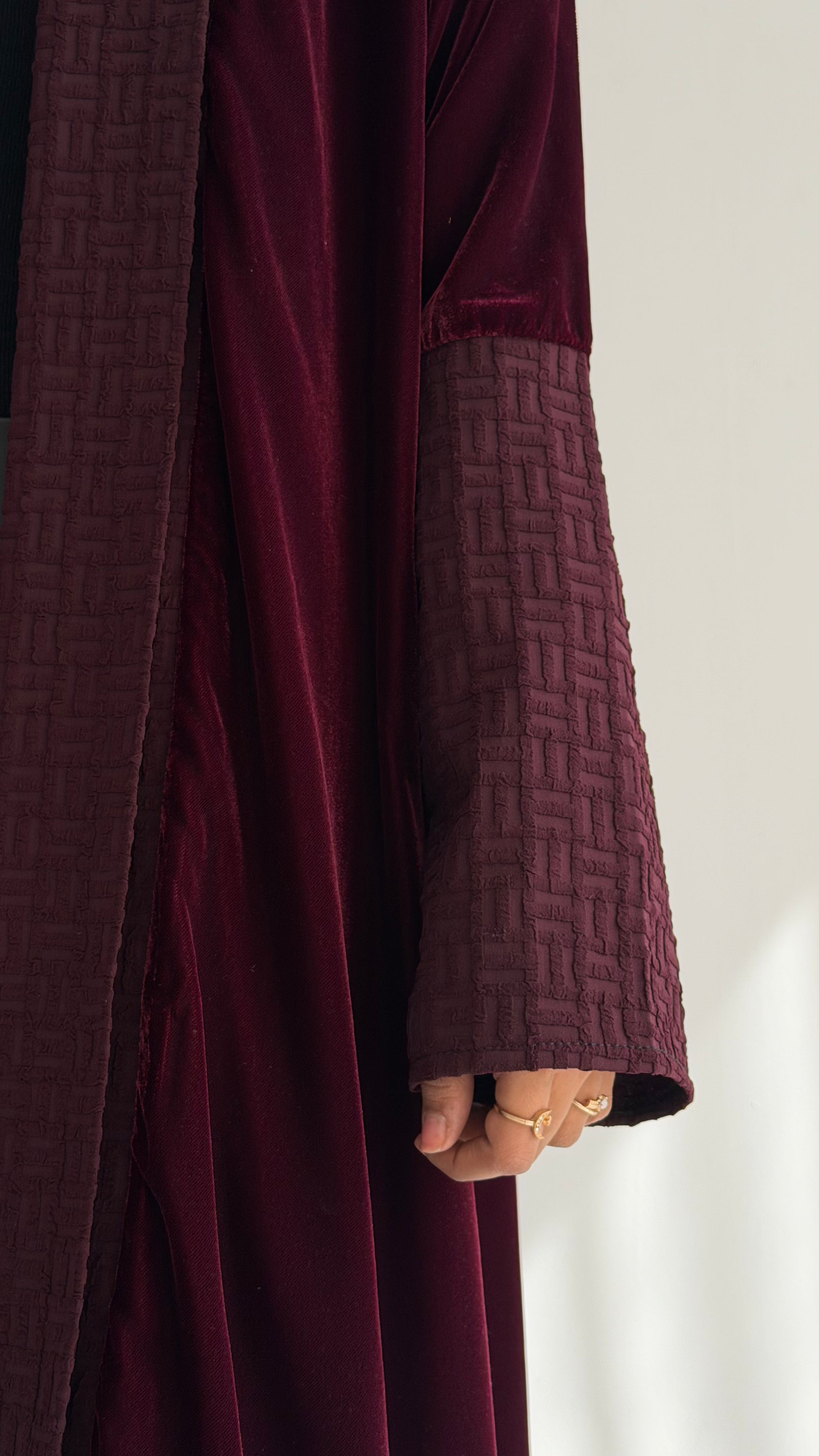 MWT814 - عباية مخمل عنابي مع تدخيلة بالامام - Aya