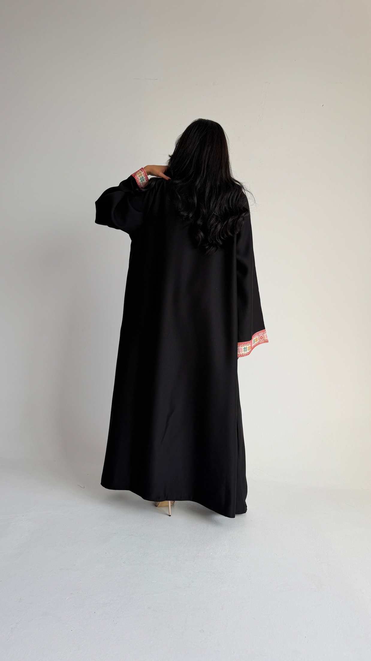 MW1808 - عباية كريب اسود مع تدخيلة كلفة مطرزة - Aya