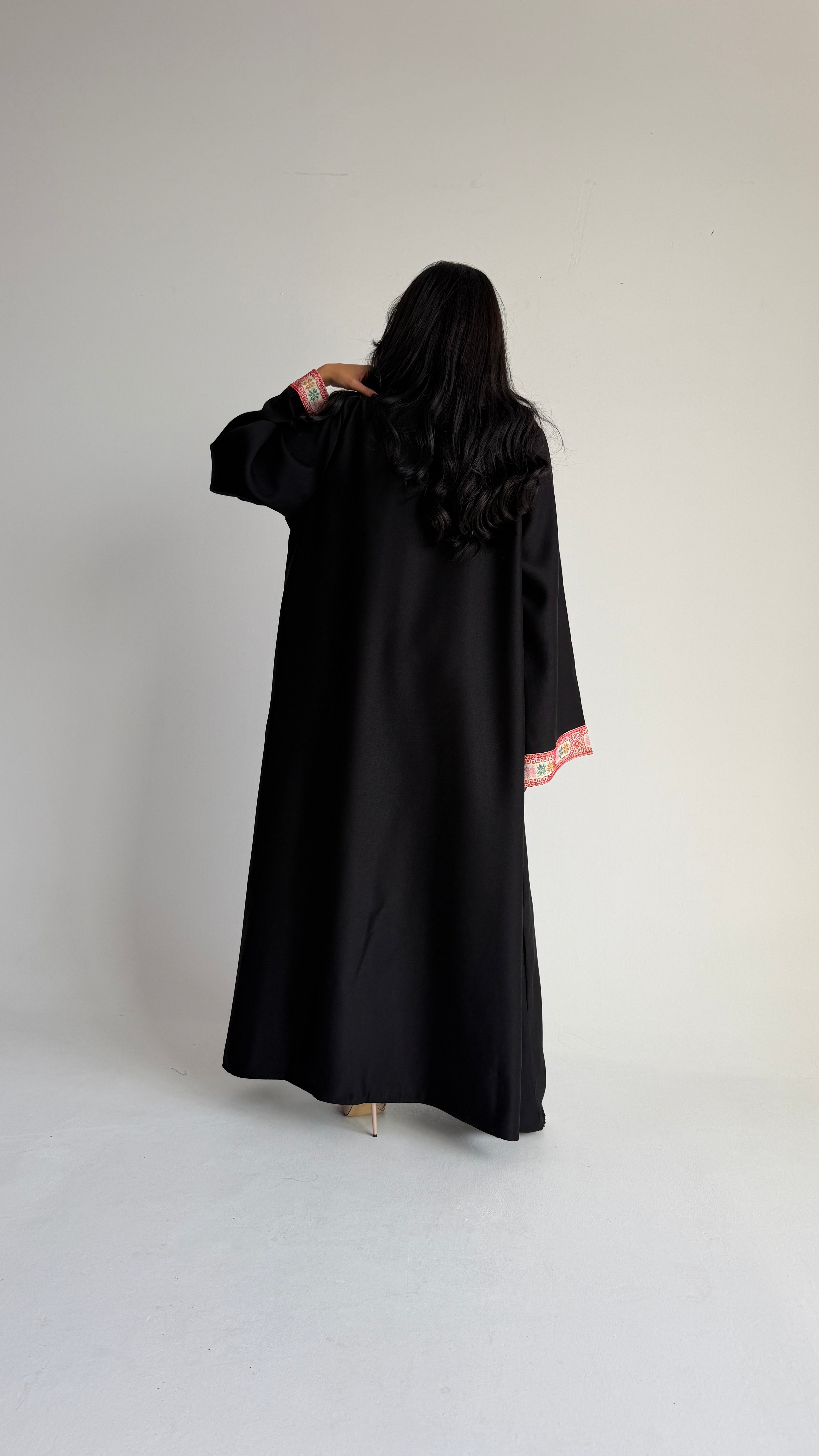 MW1808 - عباية كريب اسود مع تدخيلة كلفة مطرزة - Aya