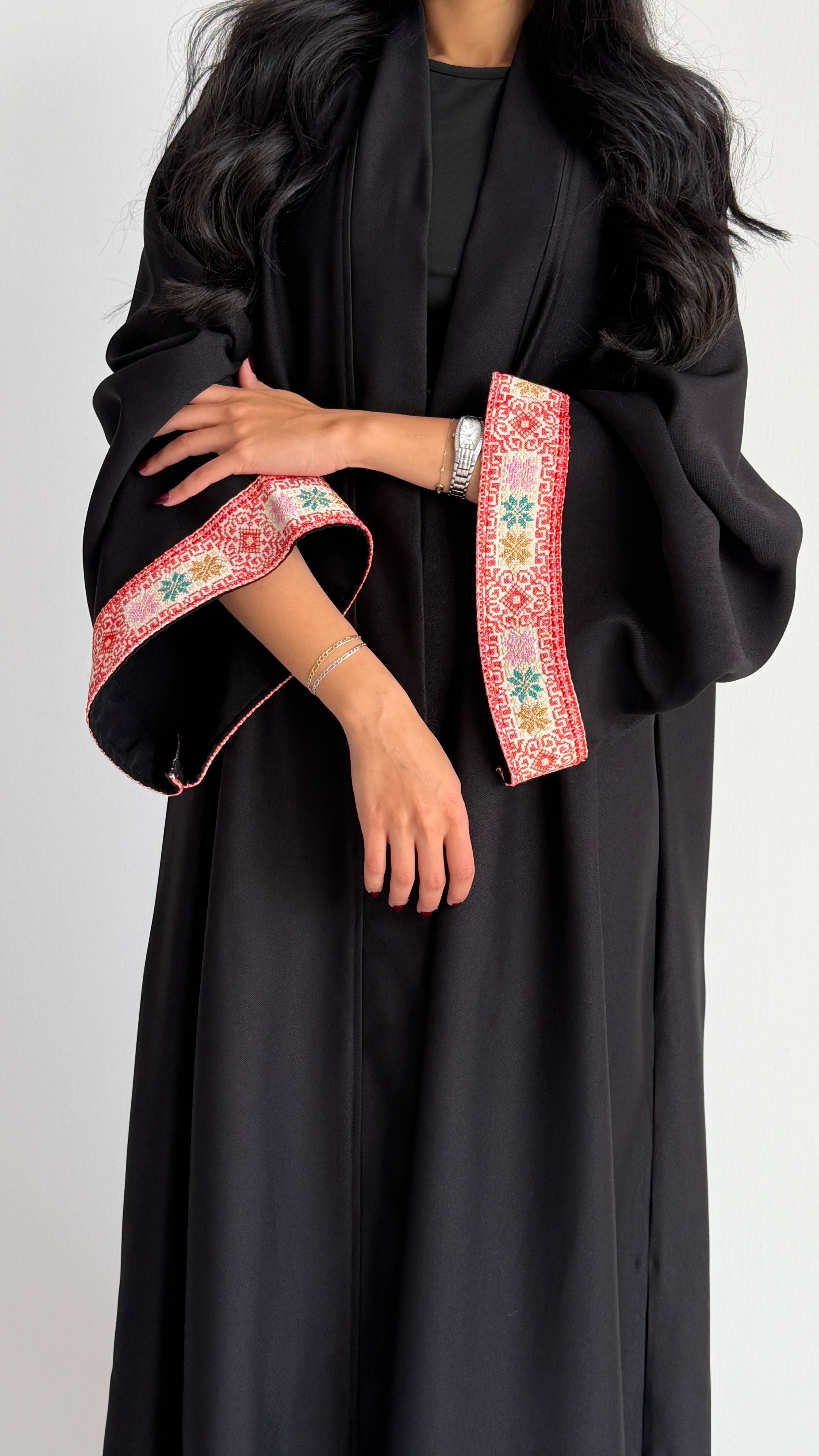 MW1808 - عباية كريب اسود مع تدخيلة كلفة مطرزة - Aya