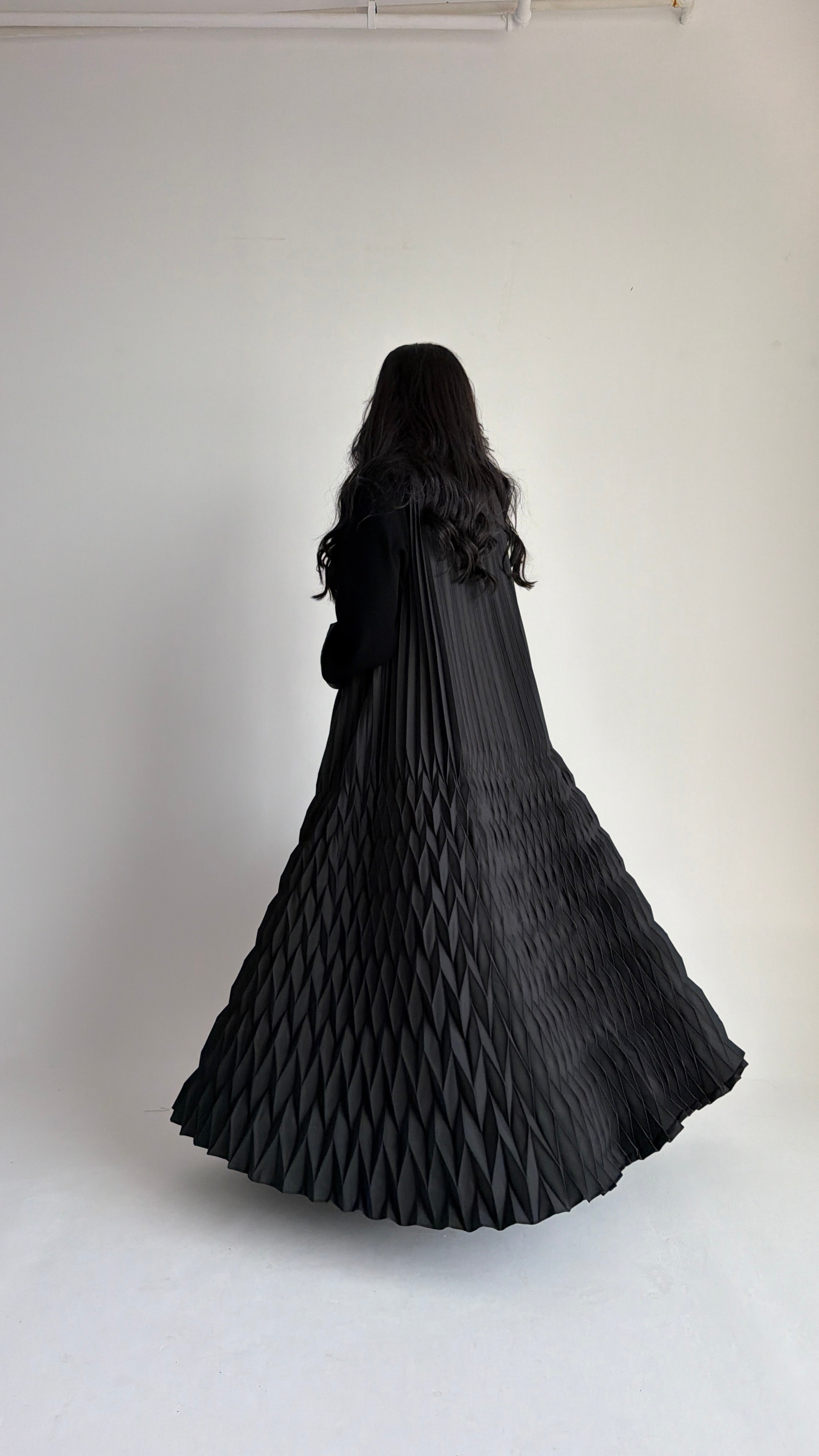 MW2069 - عبايه بقماش تفتة مع اضافة تكسير ثري دي - Aya