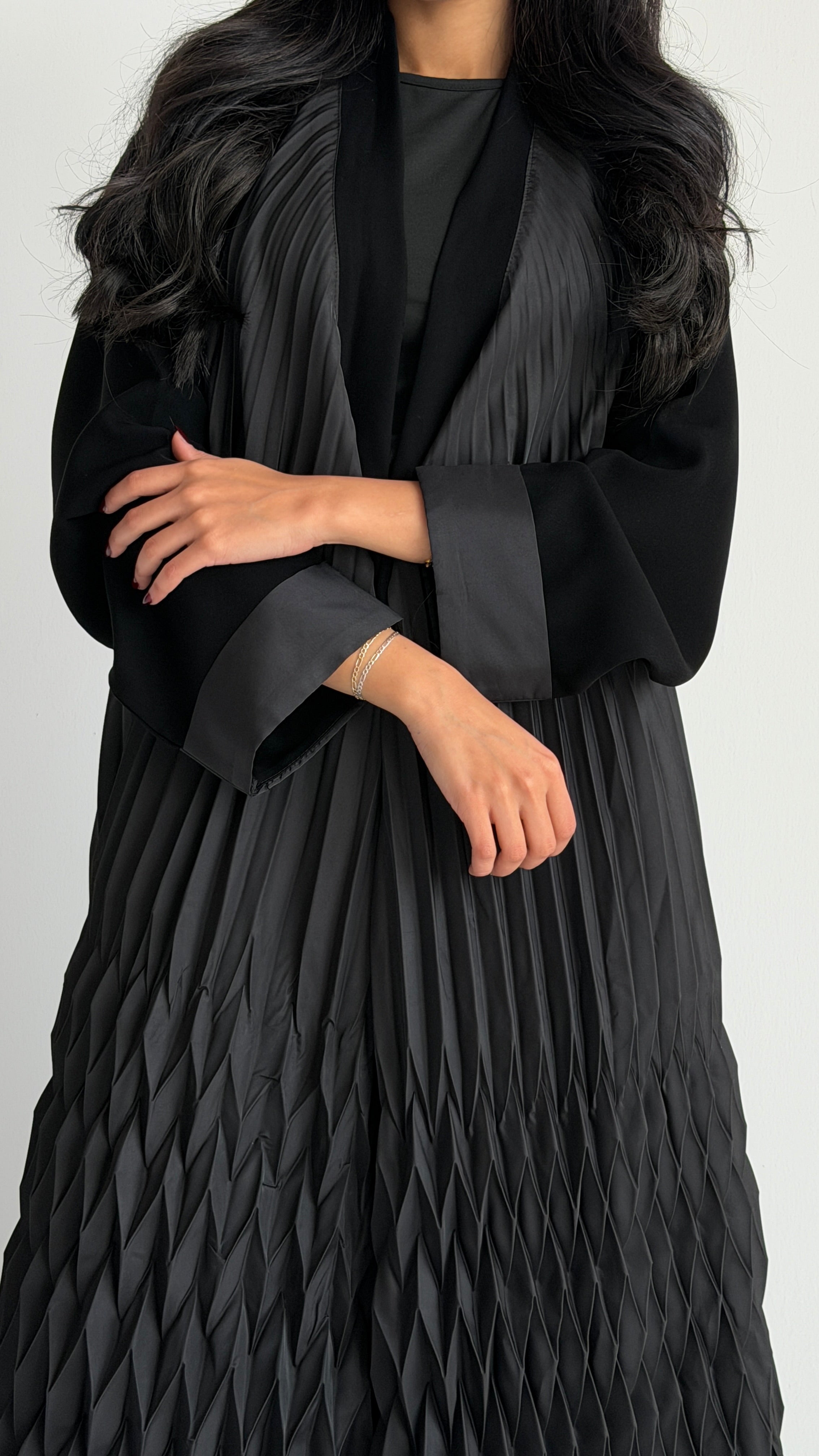 MW2069 - عبايه بقماش تفتة مع اضافة تكسير ثري دي - Aya