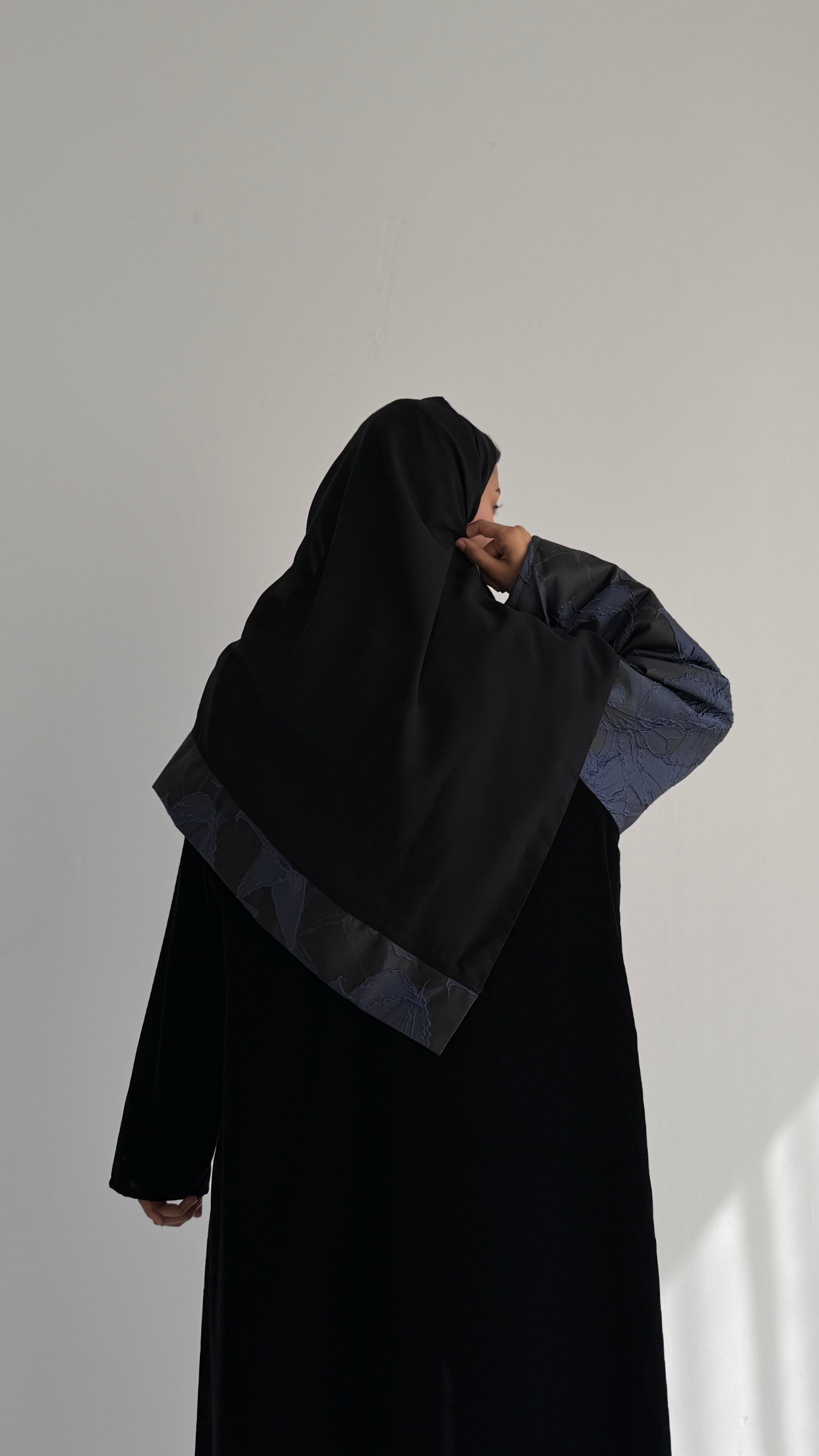 MWT848 - عباية مخمل مع تدخيلة جاكار - Aya