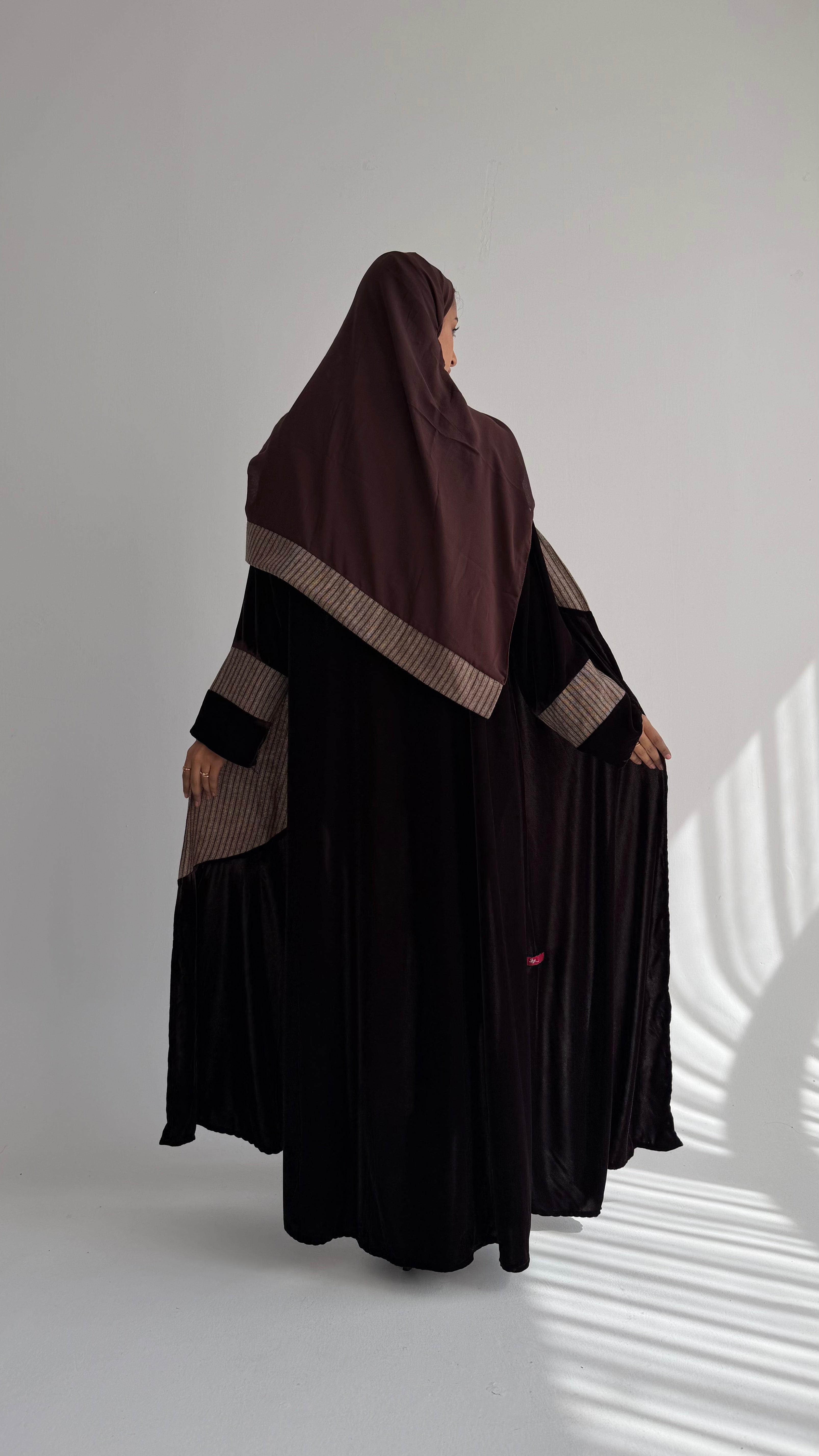 MWT827 - عباية مخمل مع تدخيلة مقلم - Aya