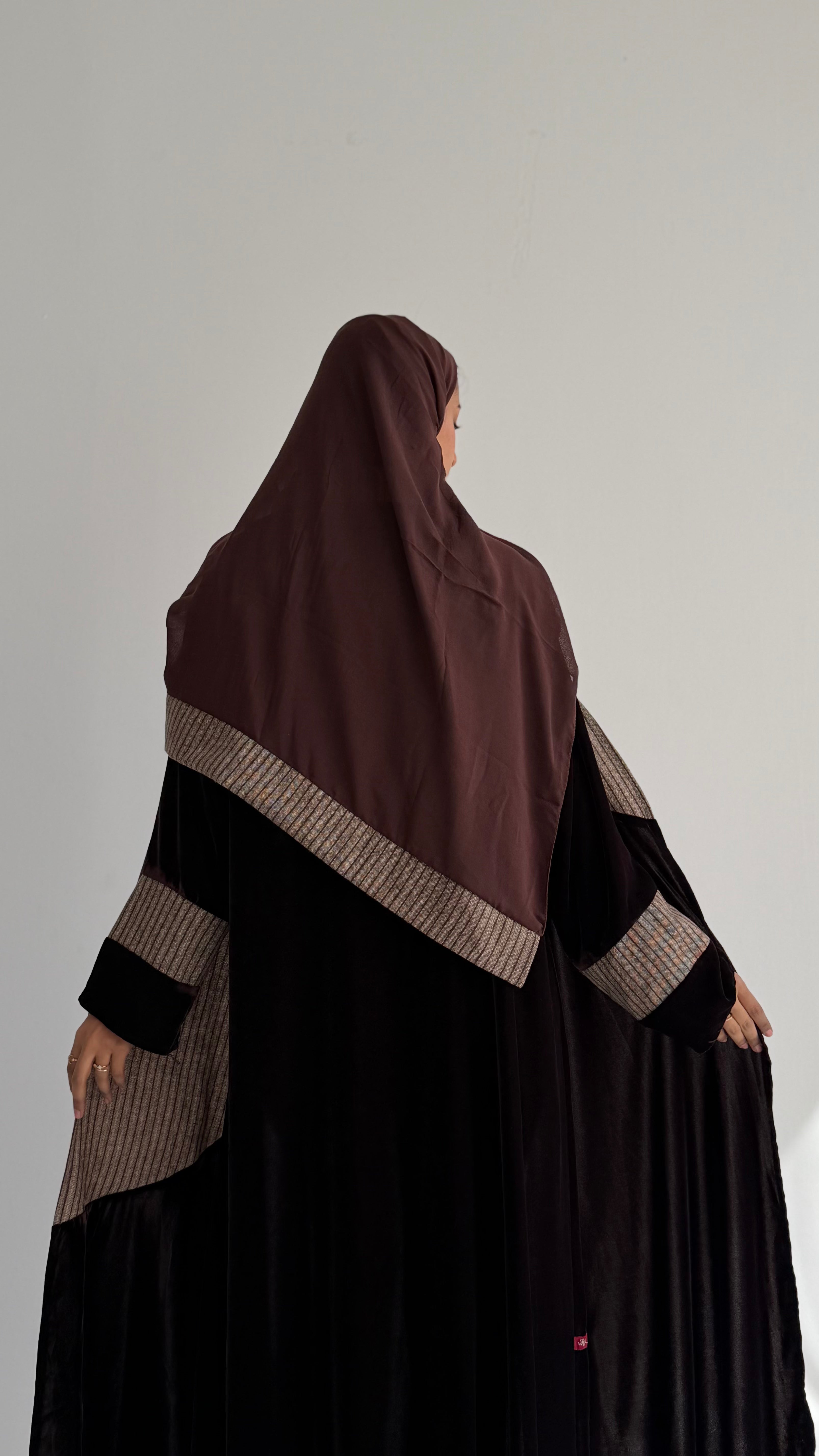 MWT827 - عباية مخمل مع تدخيلة مقلم - Aya