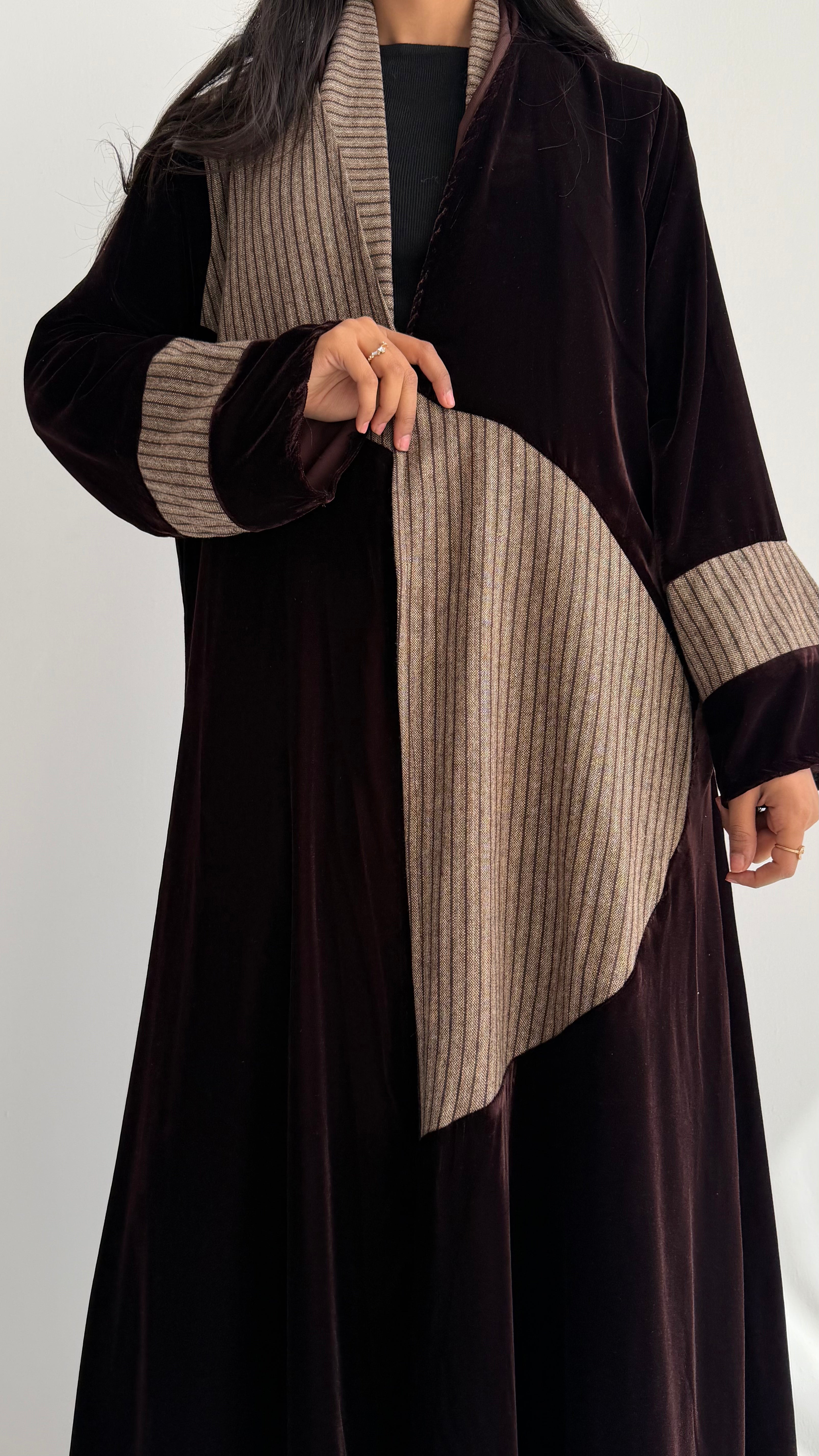 MWT827 - عباية مخمل مع تدخيلة مقلم - Aya