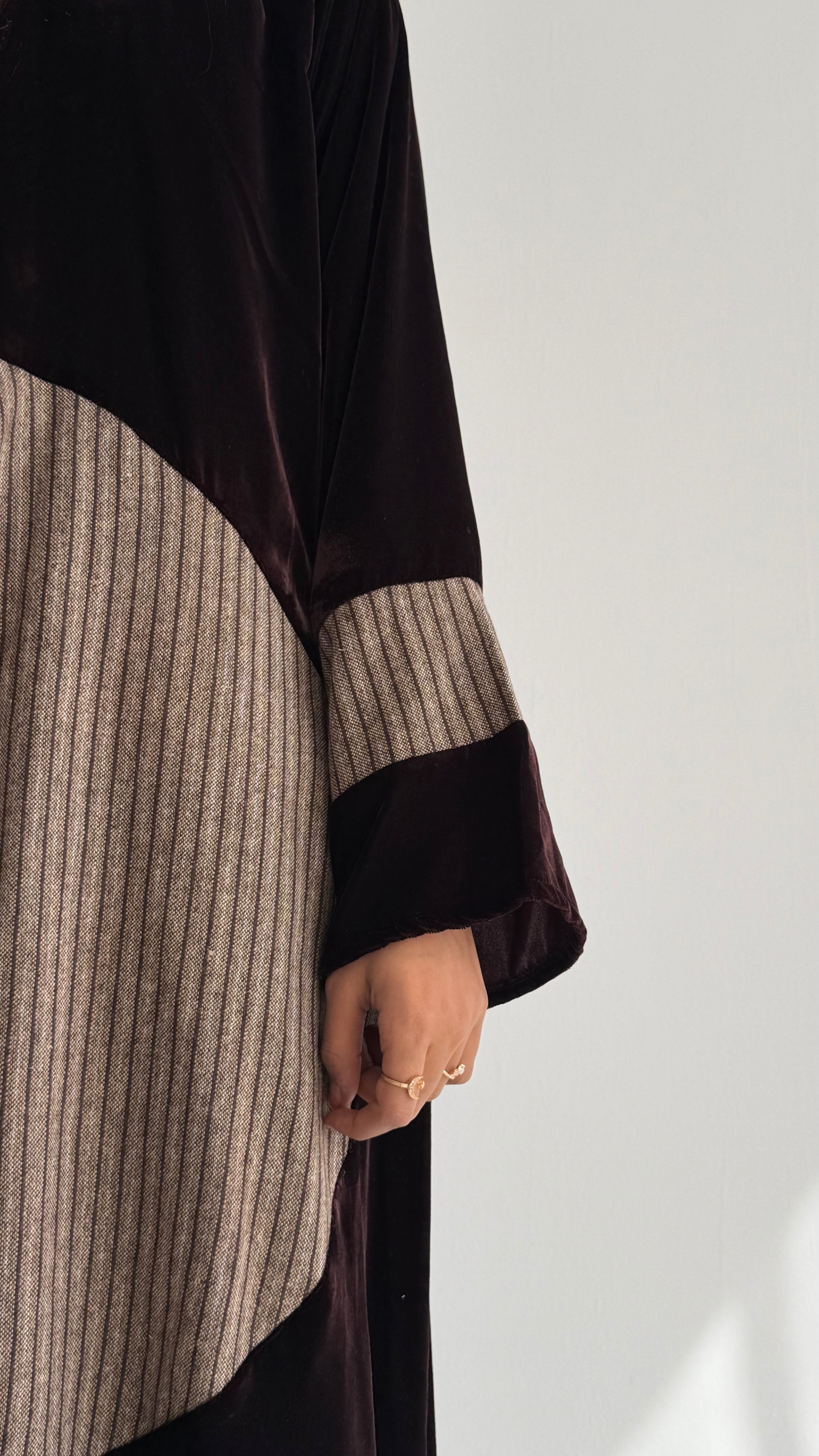 MWT827 - عباية مخمل مع تدخيلة مقلم - Aya