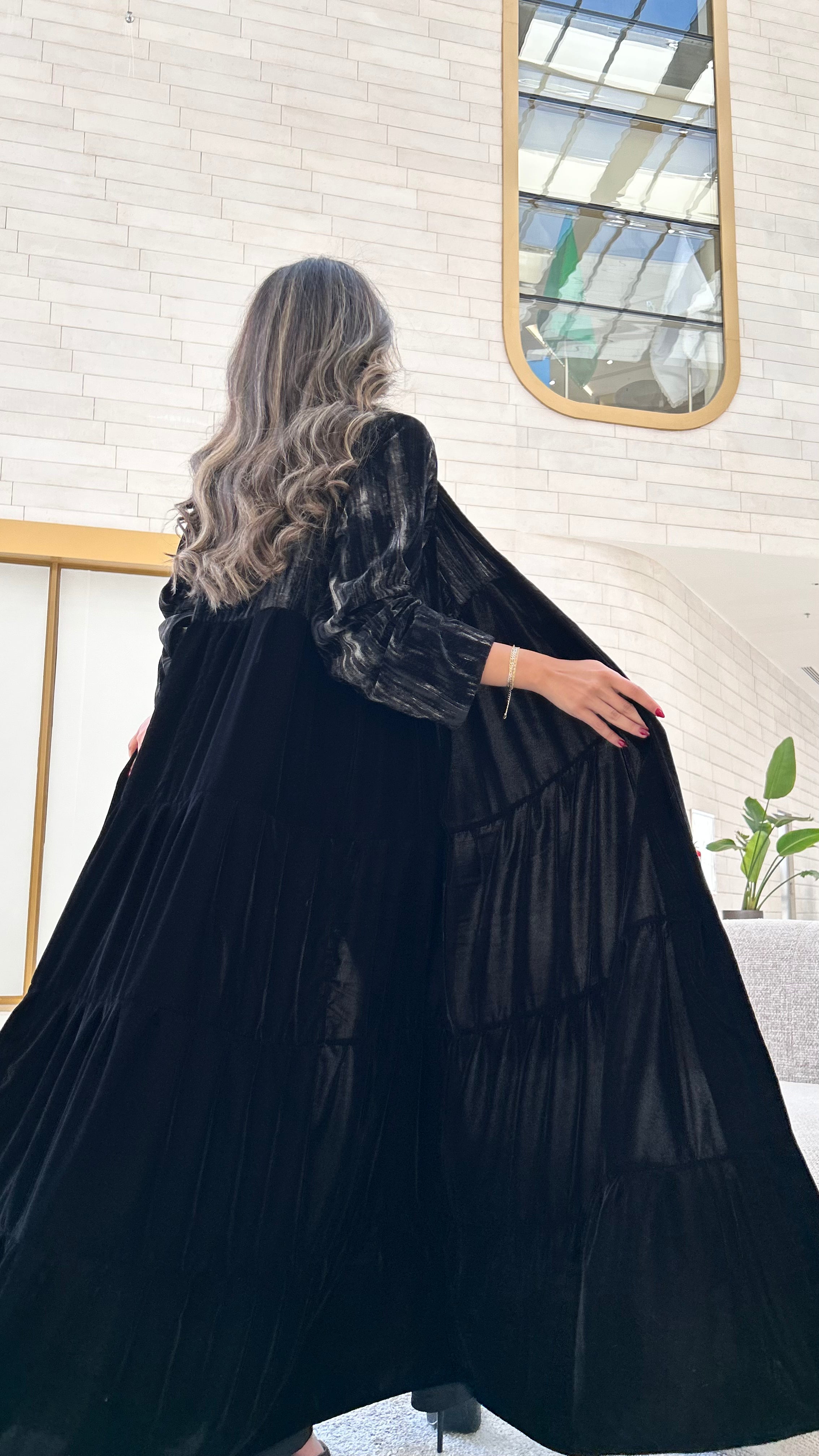 MWT648 - عباية مخمل اسود بتدخيلة بني - Aya