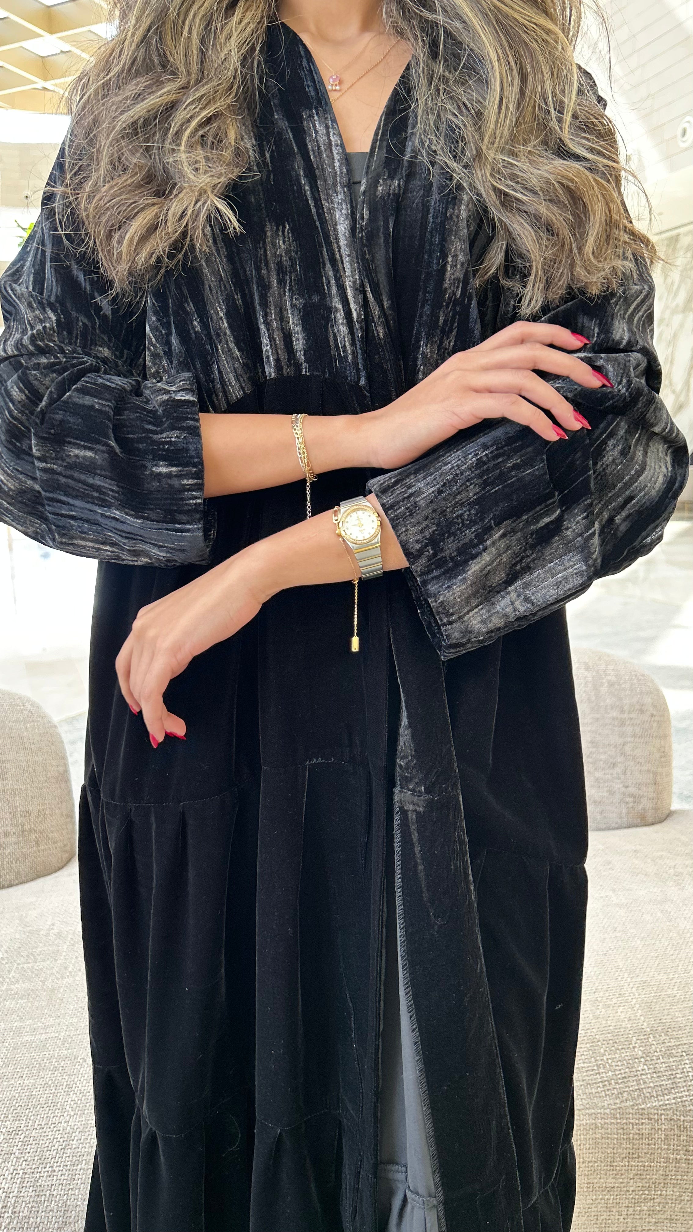 MWT648 - عباية مخمل اسود بتدخيلة بني - Aya