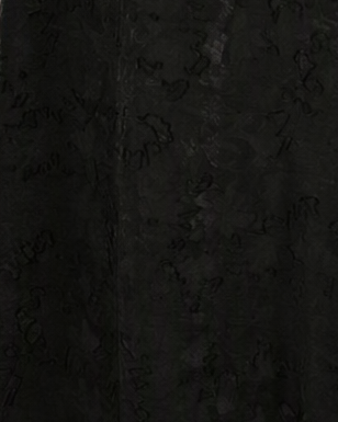 MWT4379 - عباية سوداء بقماش جاكار بنقشة بارزة، مزينة بتداخلات من القماش الكشميري