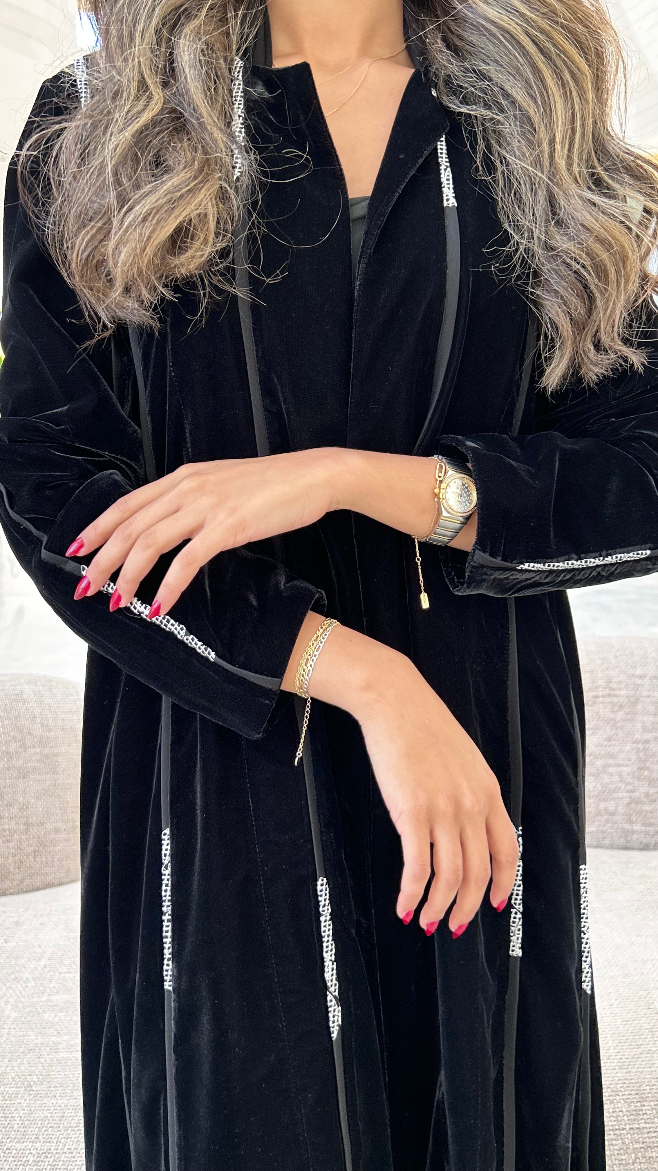 MWT647 - عباية مخمل اسود بخطوط ابيض - Aya