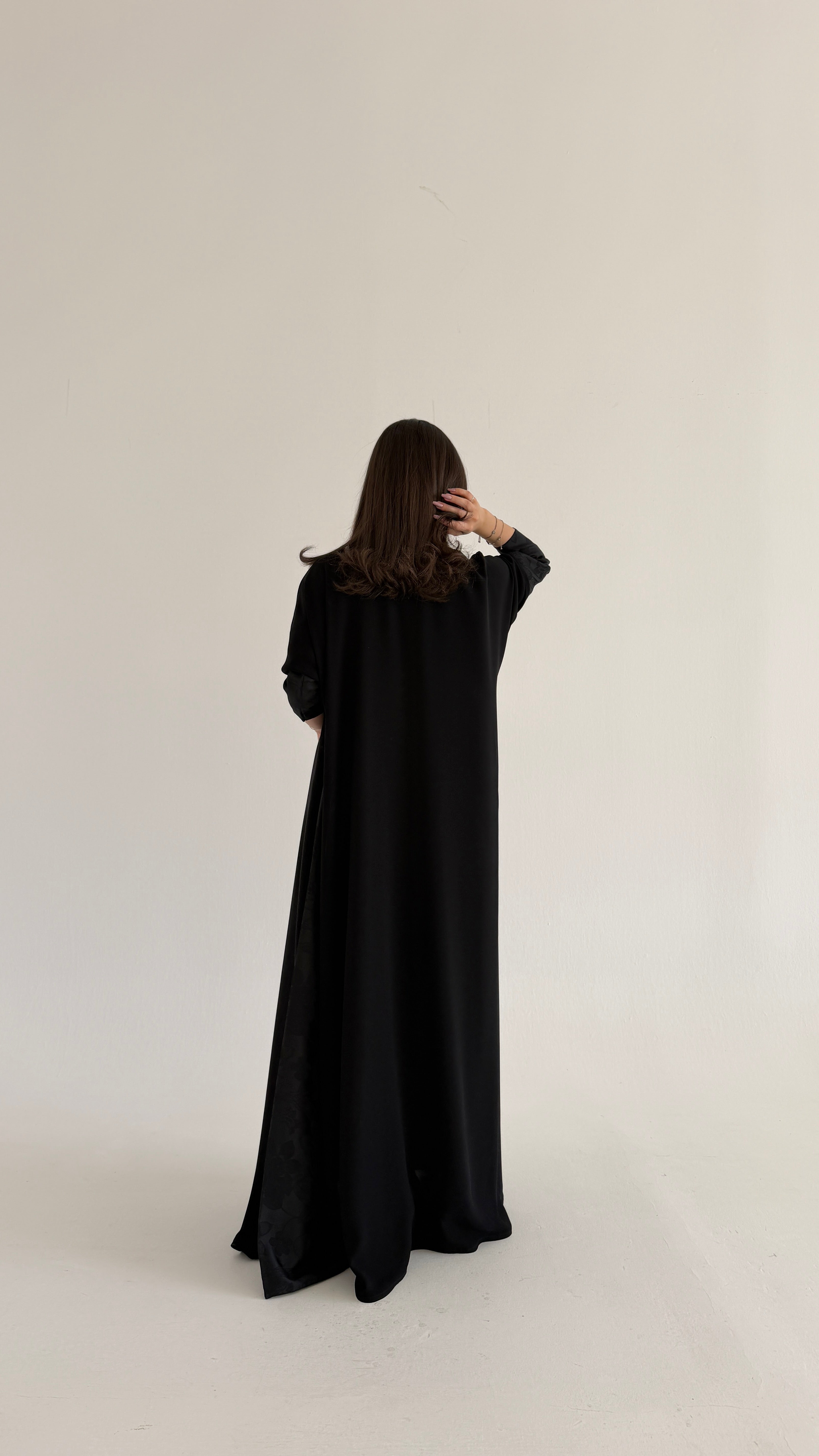 MWT1104 - عباية اسود بتدخيلة جاكار بالاكمام والجنب - Aya