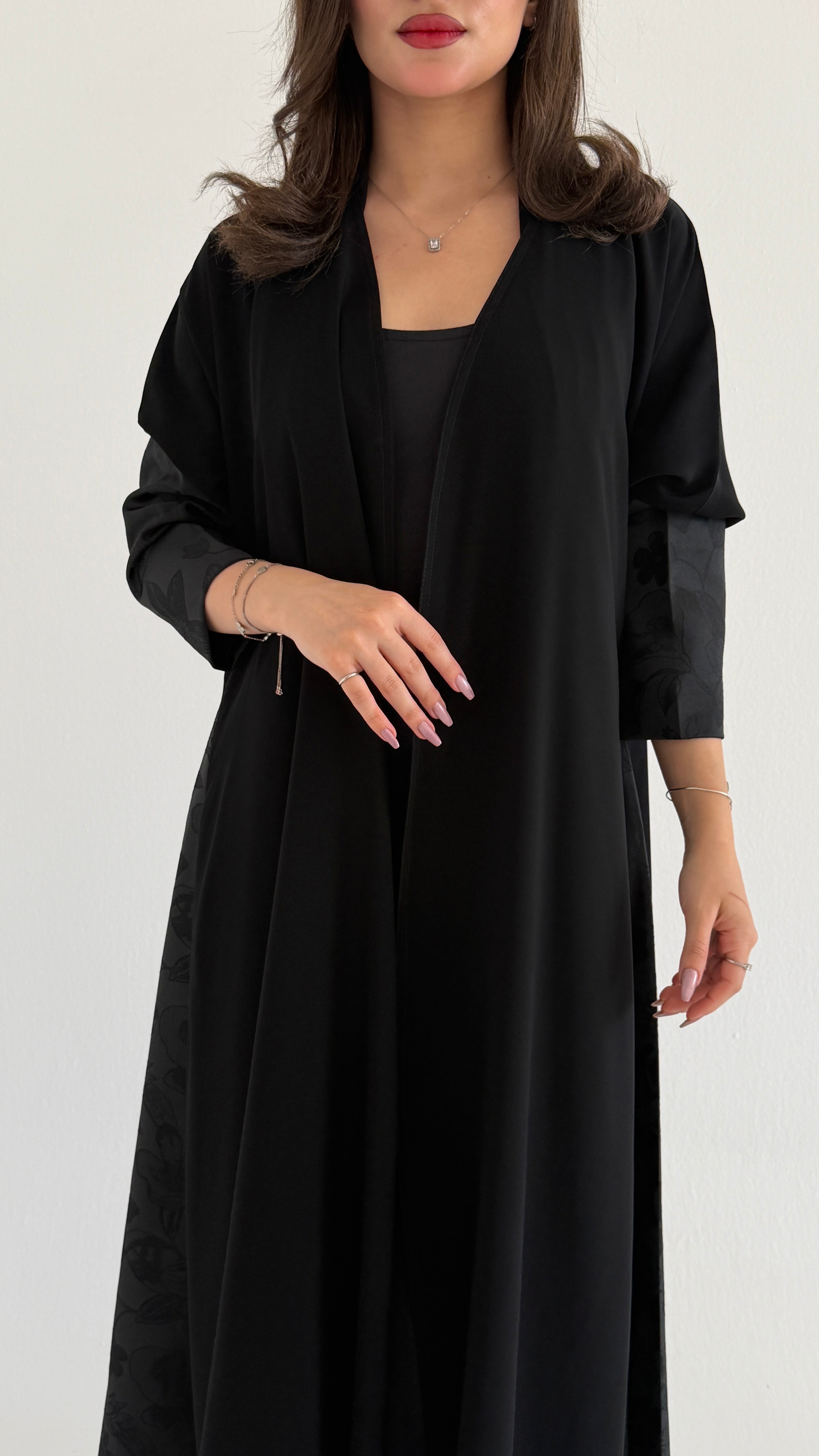 MWT1104 - عباية اسود بتدخيلة جاكار بالاكمام والجنب - Aya