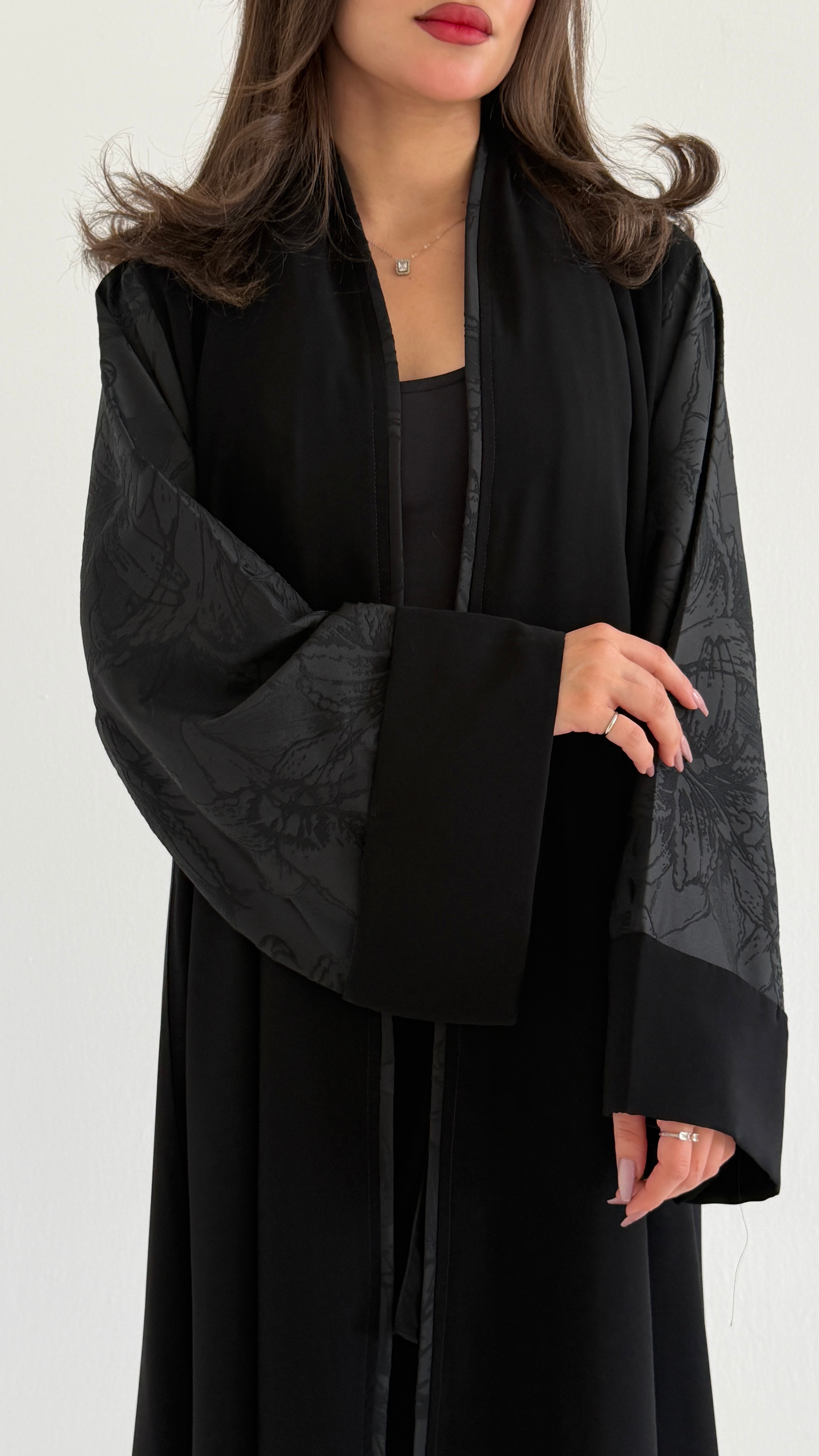 MWT1103 - عباية اسود بتدخيلة جاكار بالاكمام - Aya