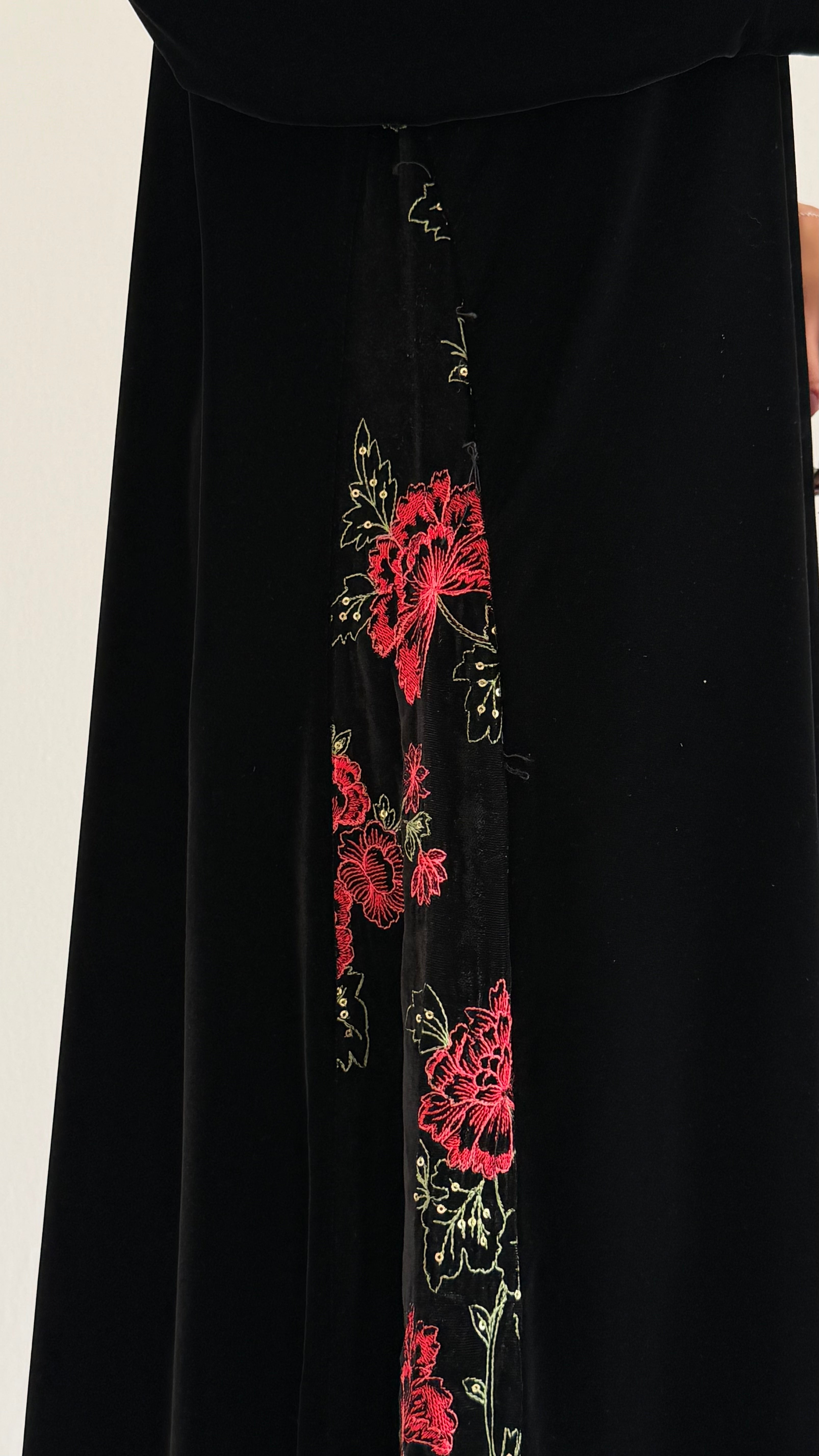 MWT730 - Black velvet abaya with red rose embroidery|  عباية أسود مع تطري ورد  أحمر - Aya