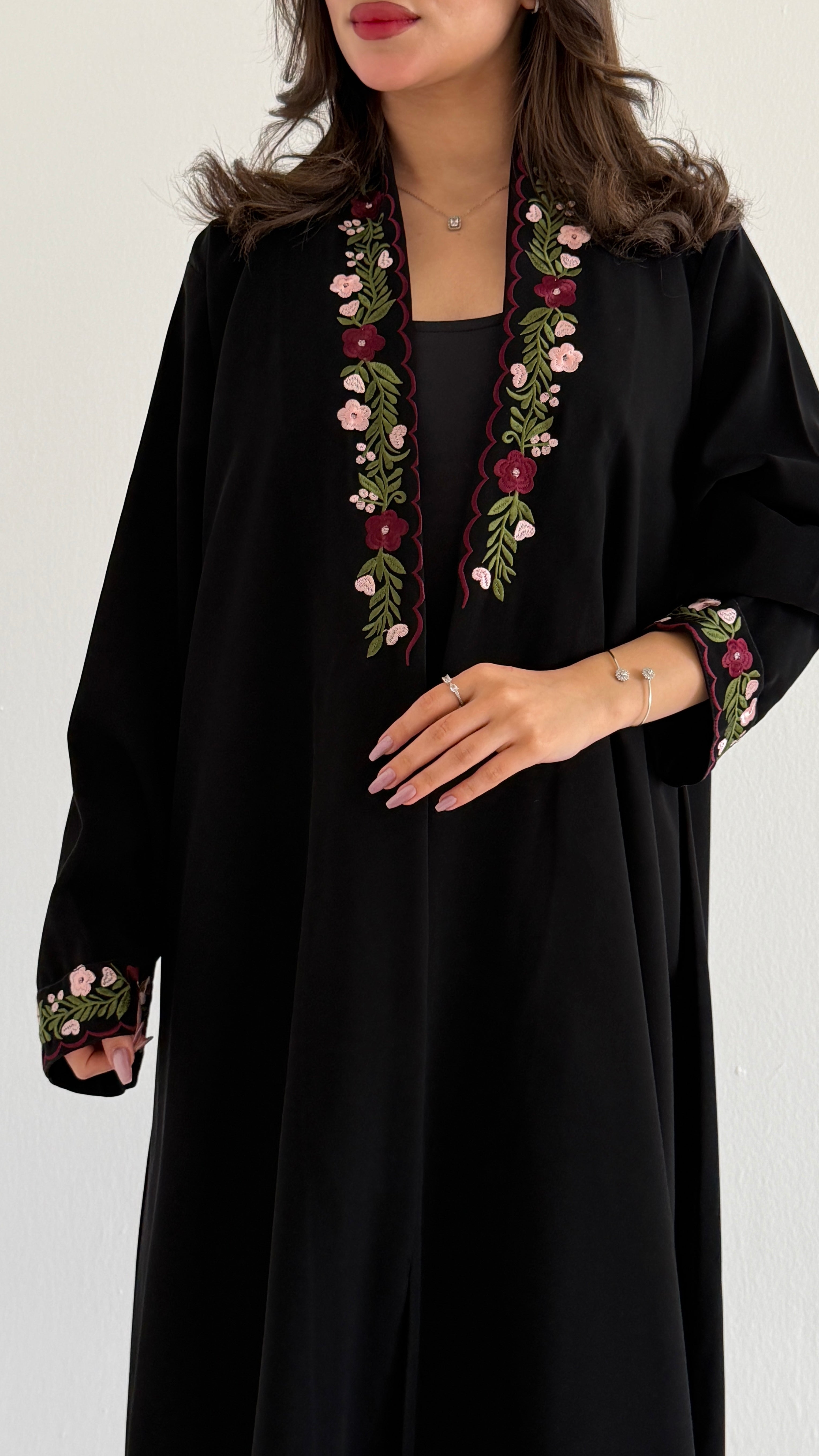 MW2099 - عبايه كريب مع اضافة تطريز انيقة - Aya