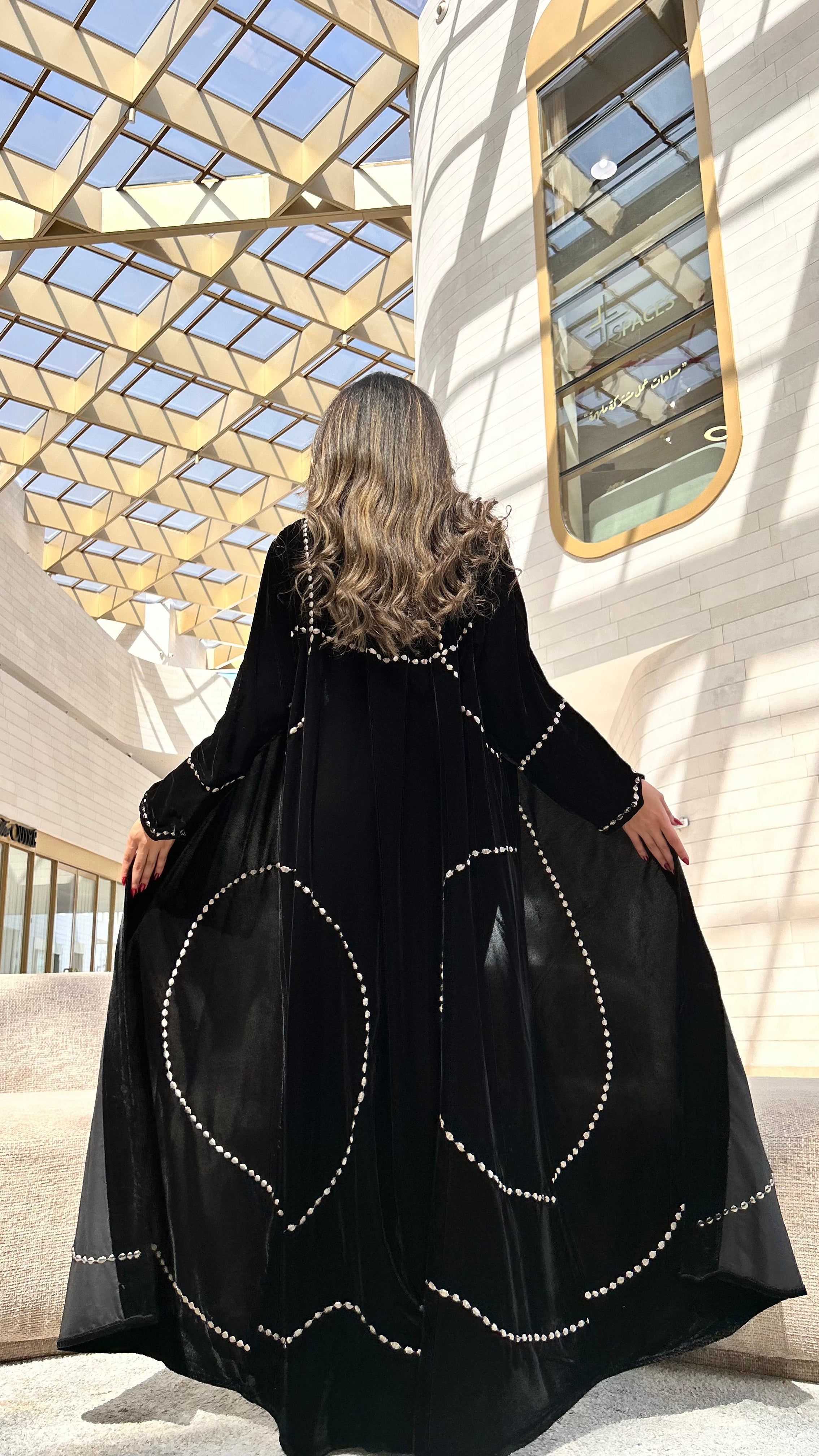 MWT645 - عبايه مخمل اسود تطريز ذهبي - Aya