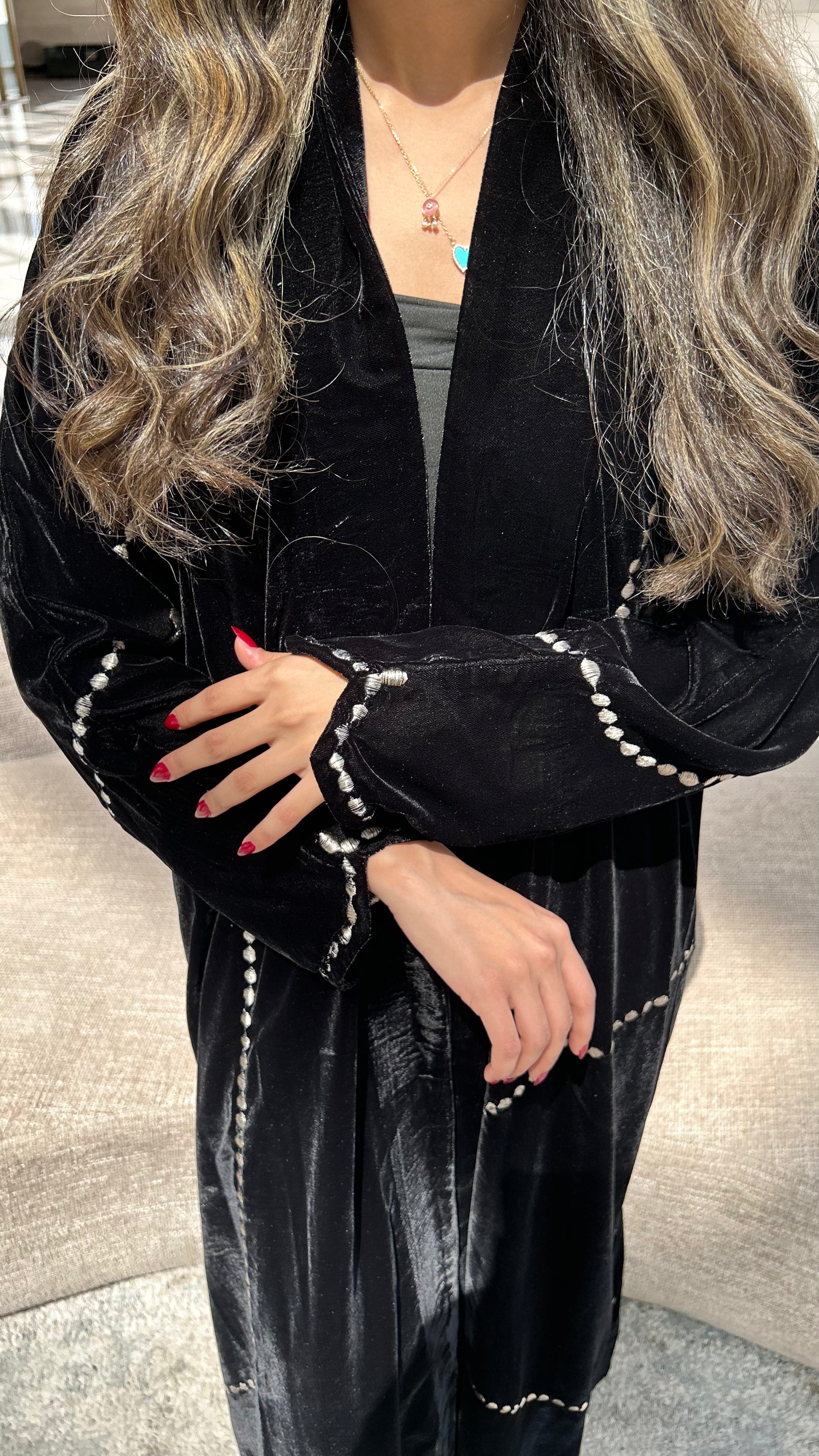 MWT645 - عبايه مخمل اسود تطريز ذهبي - Aya