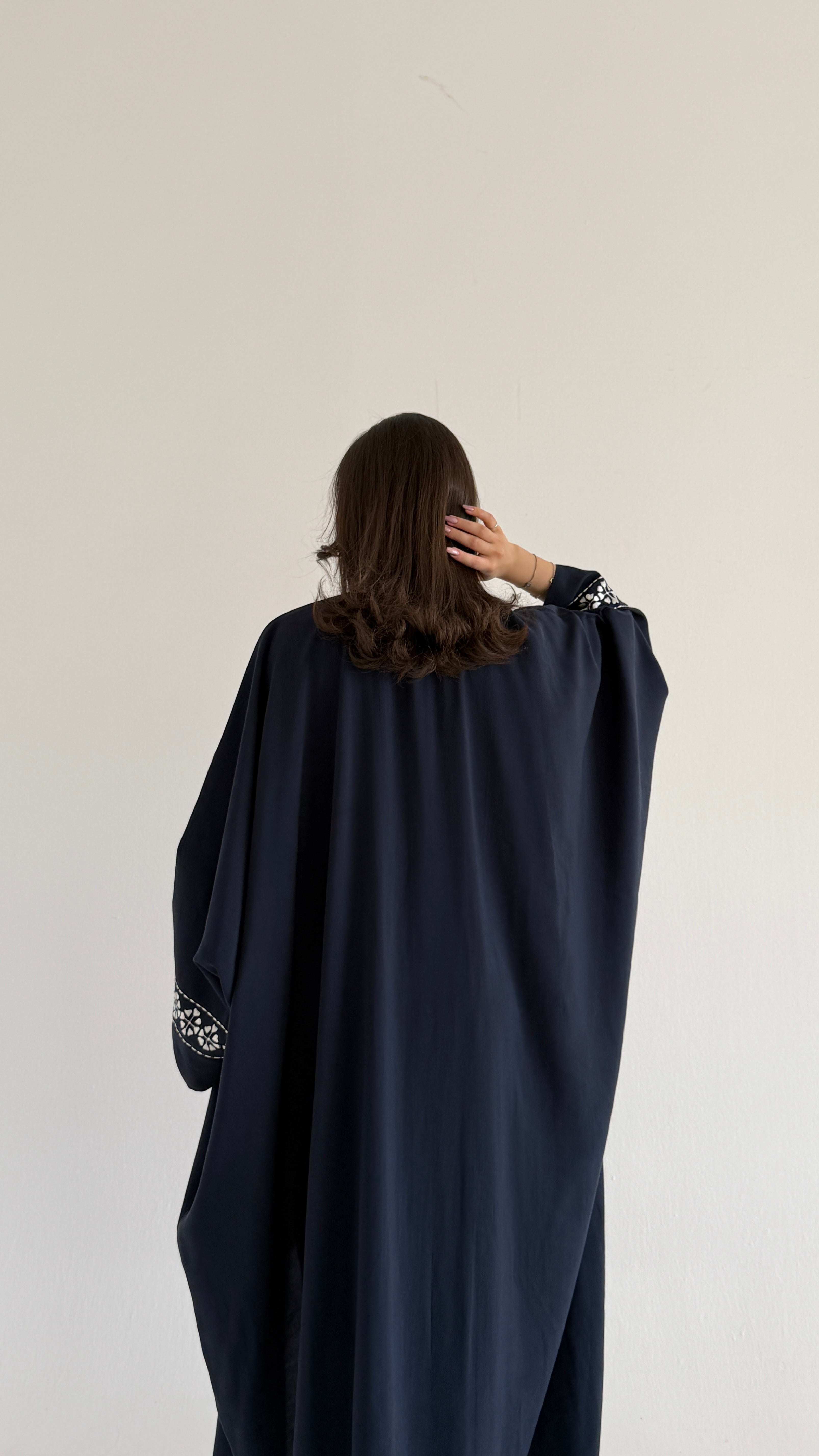 MW2100 - عبايه حرير مغسول انيقه بقصه نص بشت عصرية - Aya