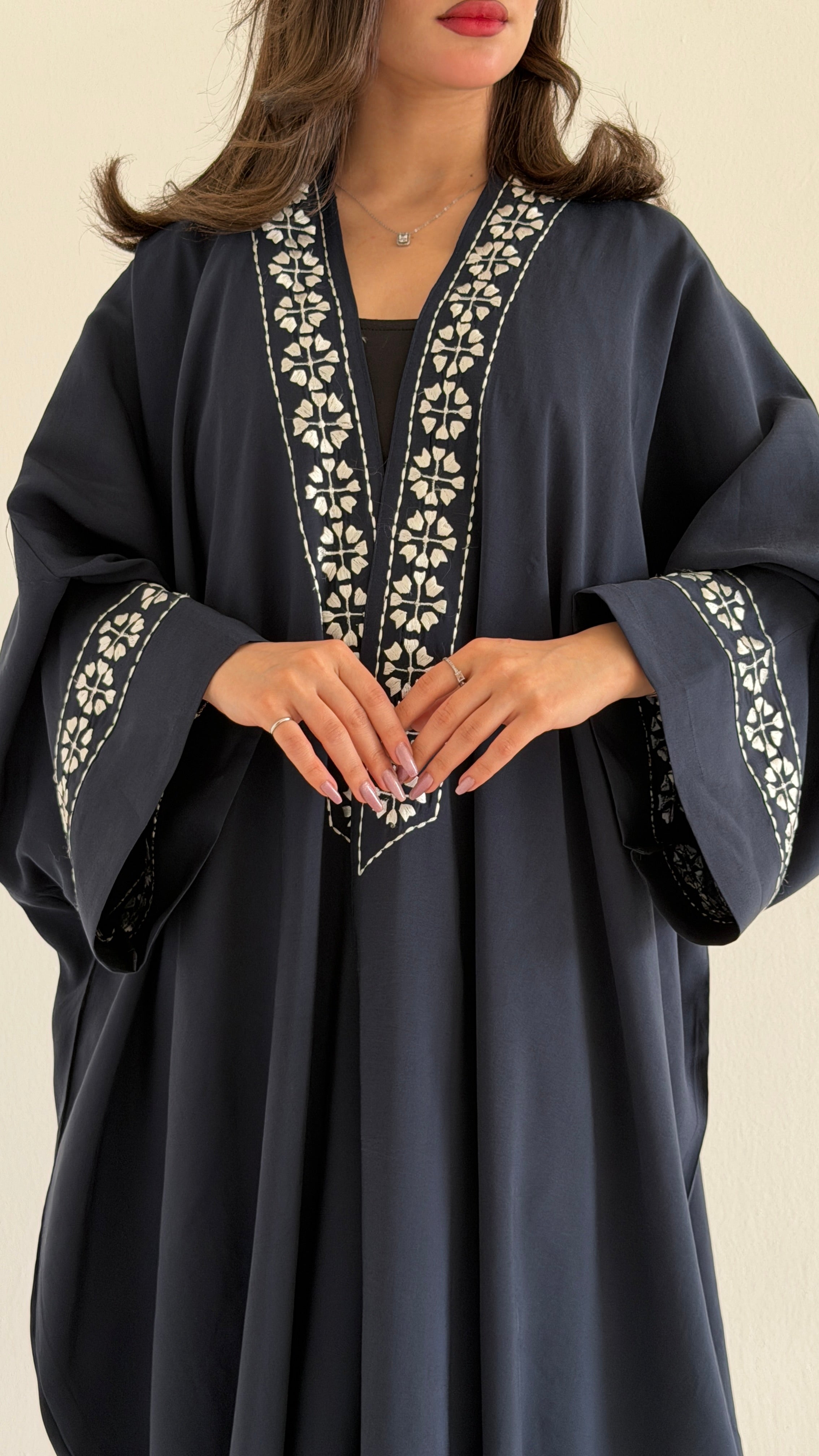 MW2100 - عبايه حرير مغسول انيقه بقصه نص بشت عصرية - Aya