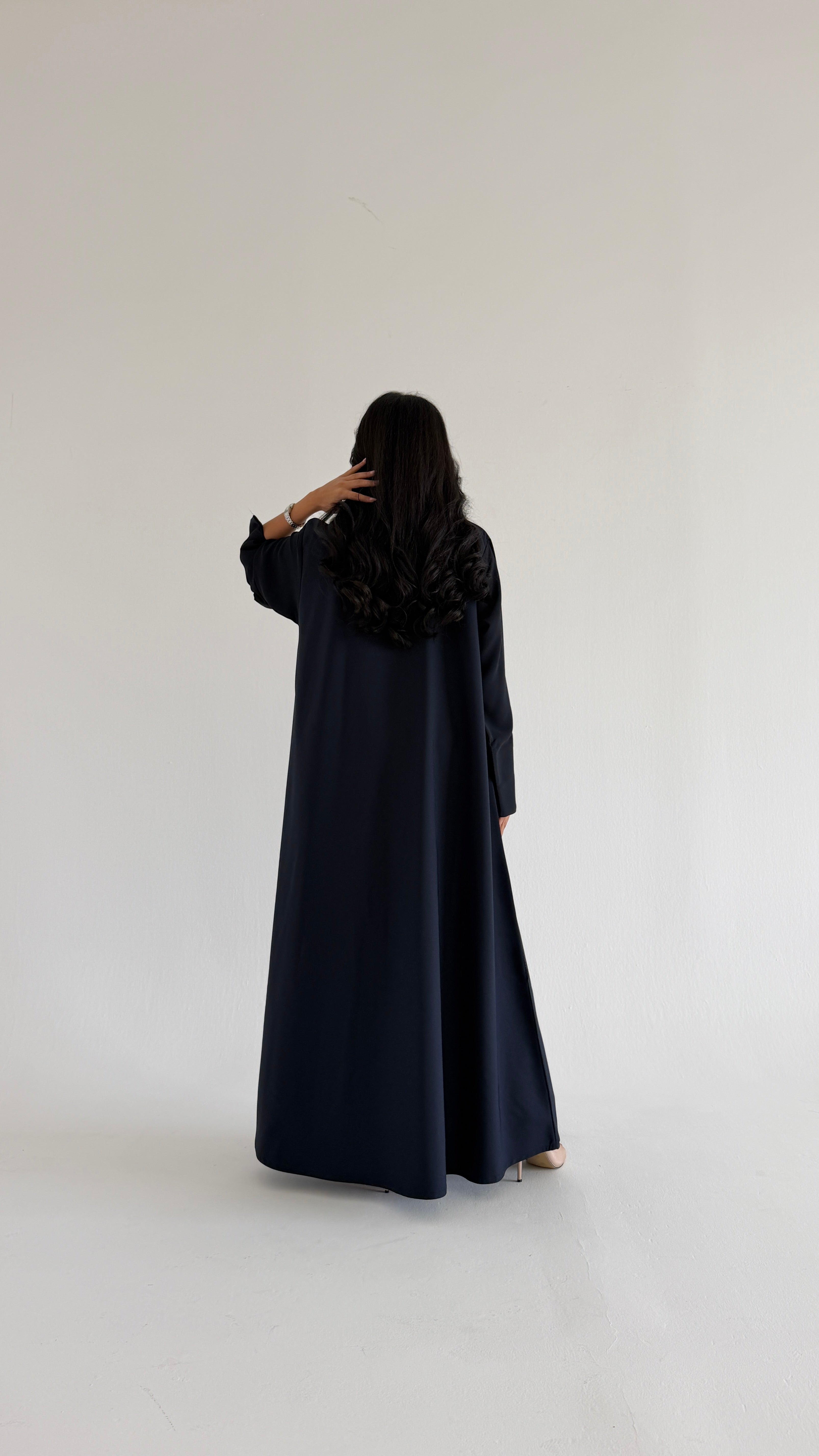 MW2120 - عباية كريب أنيقة بقصّة ربع كلوش عصرية. - Aya