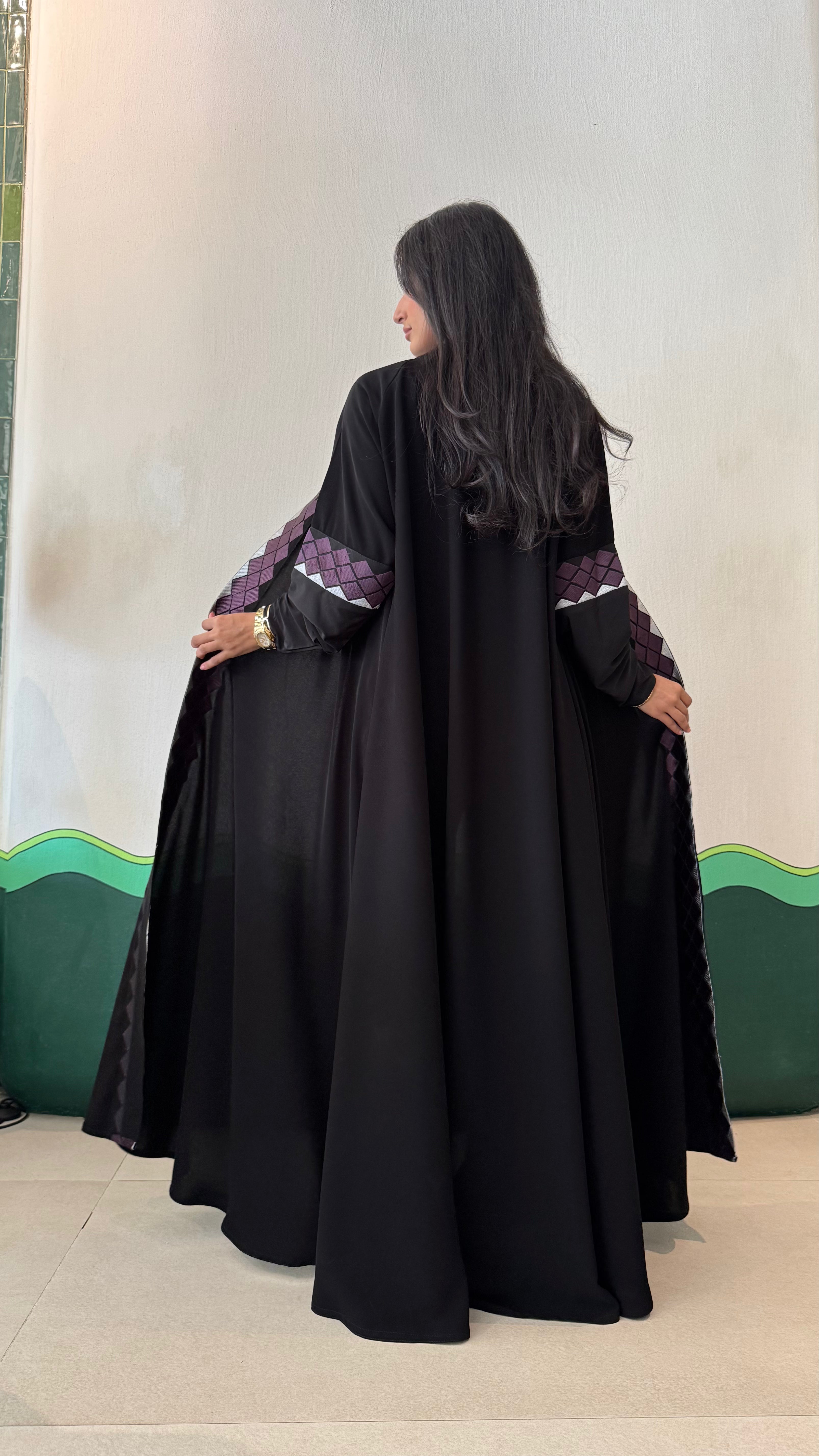 MW1694 - عباية سوداء مع اضافة تطريز من الامام والاكمام - Aya
