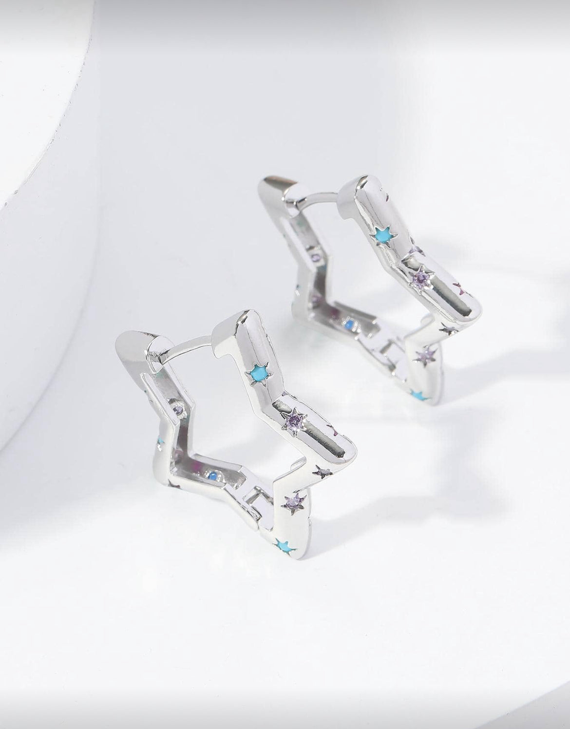 MWAC028 - زوج حلقات بشكل نجمة مع فصوص زركون ملونة - Aya