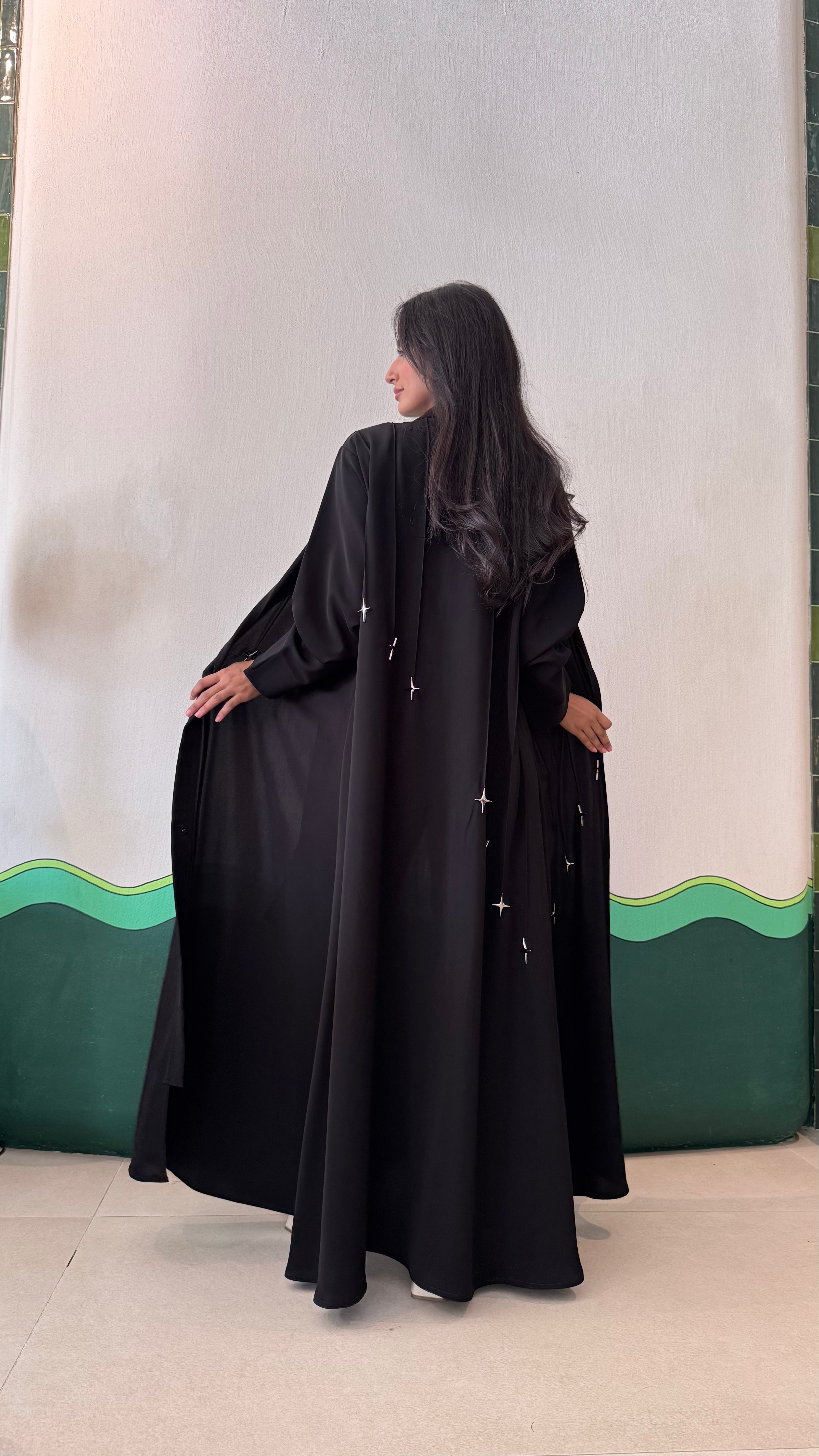 MW1647 -  عباية اسود مضاف علية الازرار من الامام - Aya