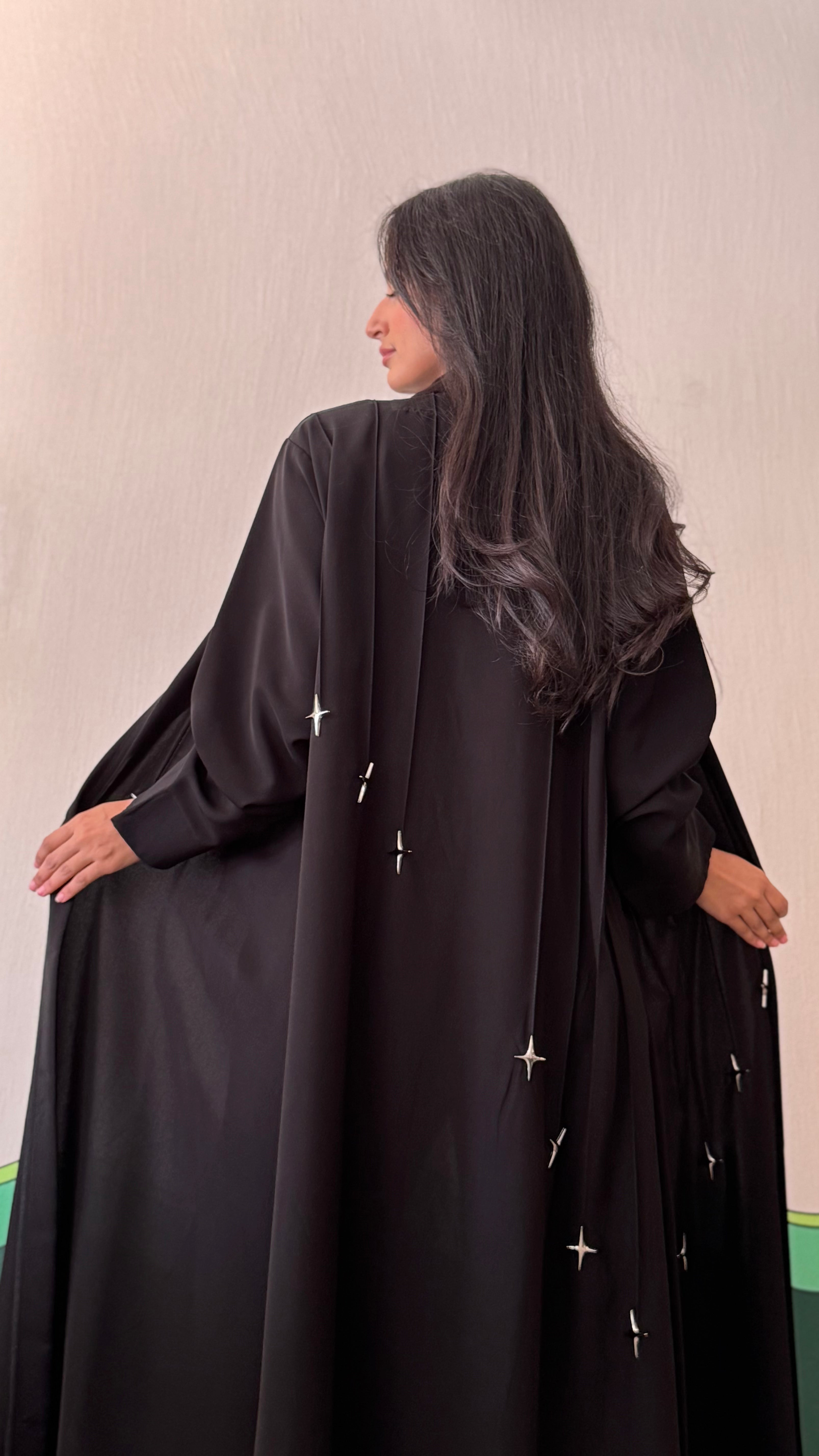 MW1647 -  عباية اسود مضاف علية الازرار من الامام - Aya