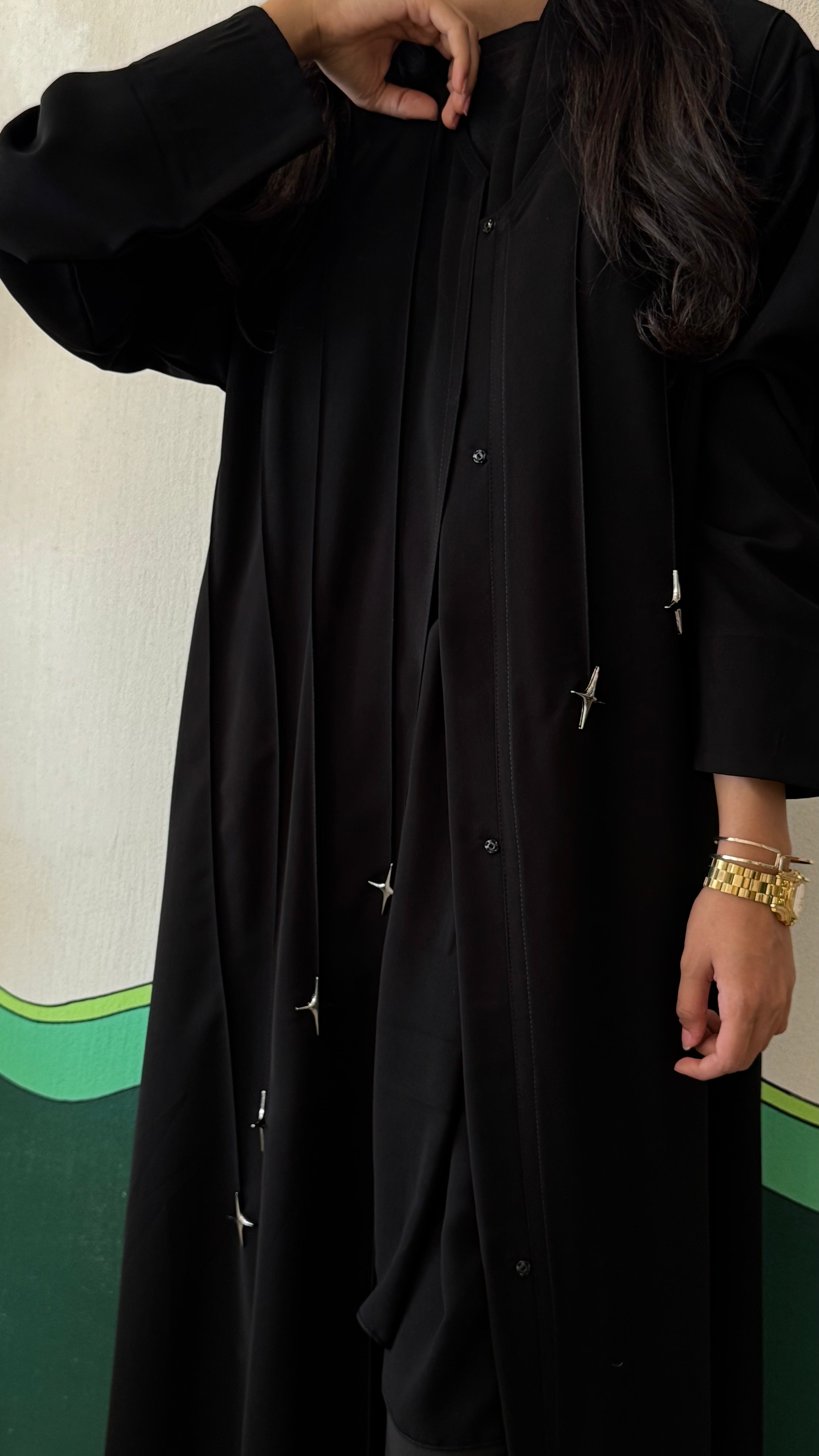 MW1647 -  عباية اسود مضاف علية الازرار من الامام - Aya