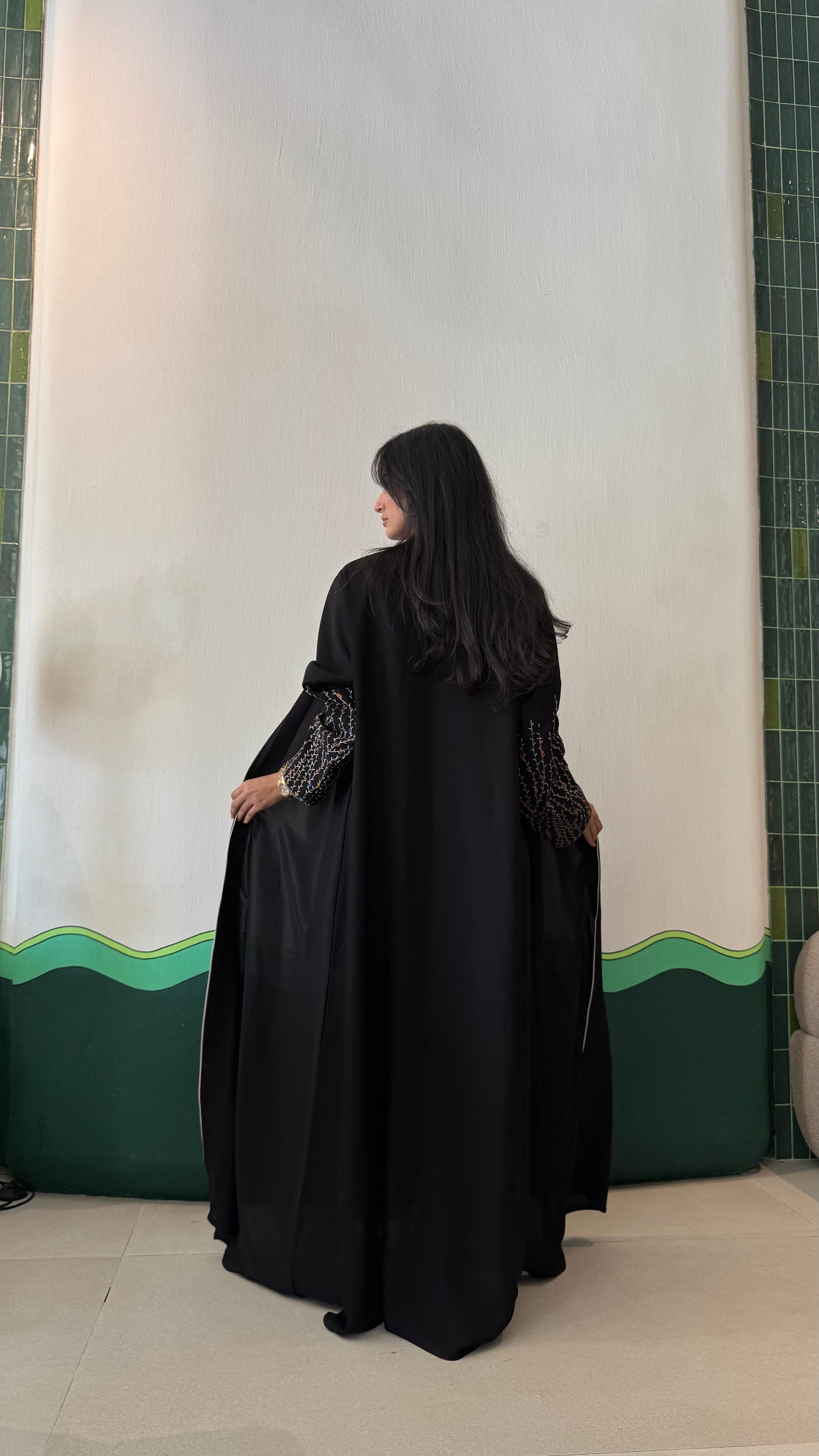 MW1662 - عباية  مطرزة من الاكمام - Aya