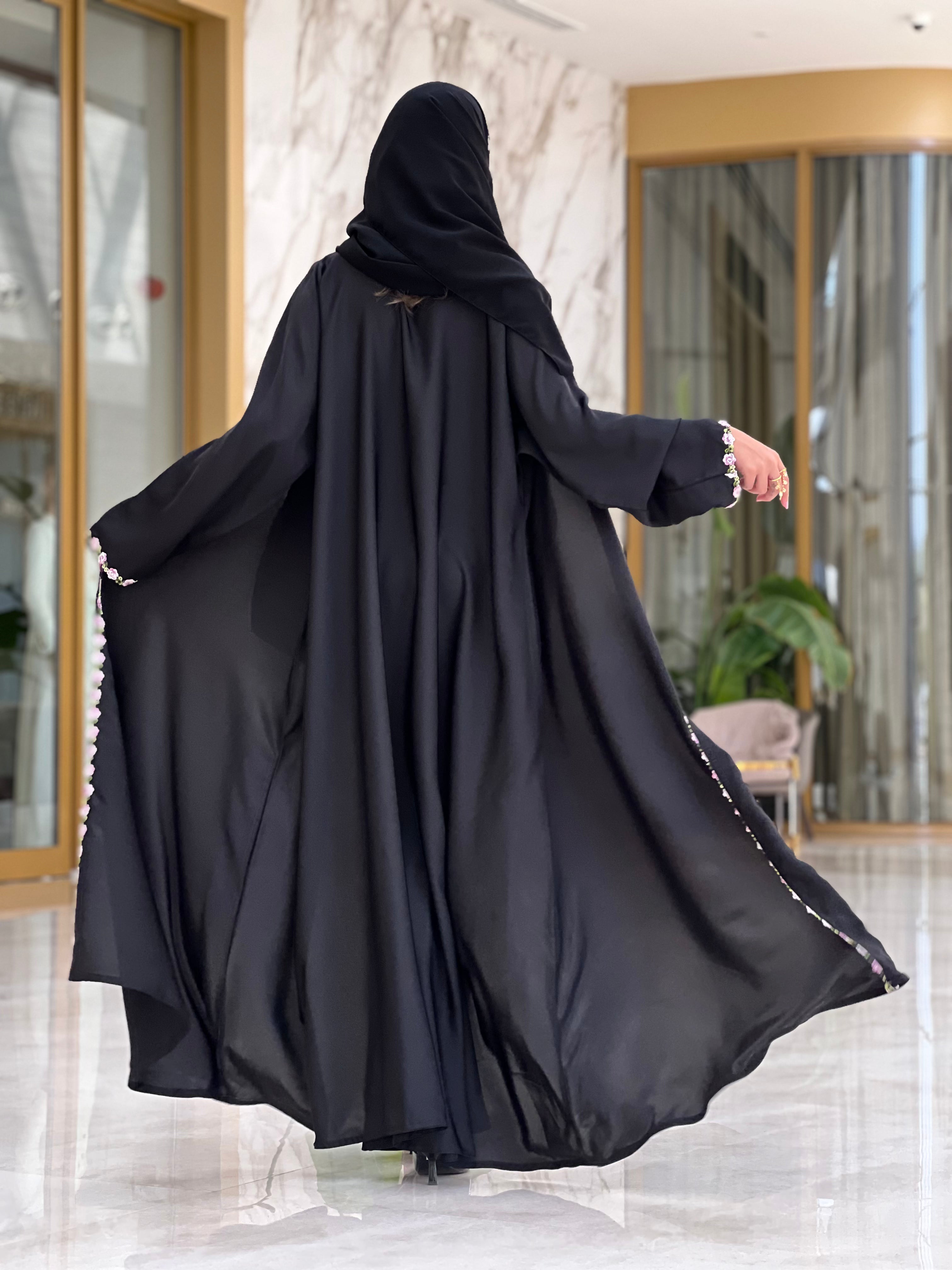 MWT333  - عباية اسود مع اطراف ورد - Aya