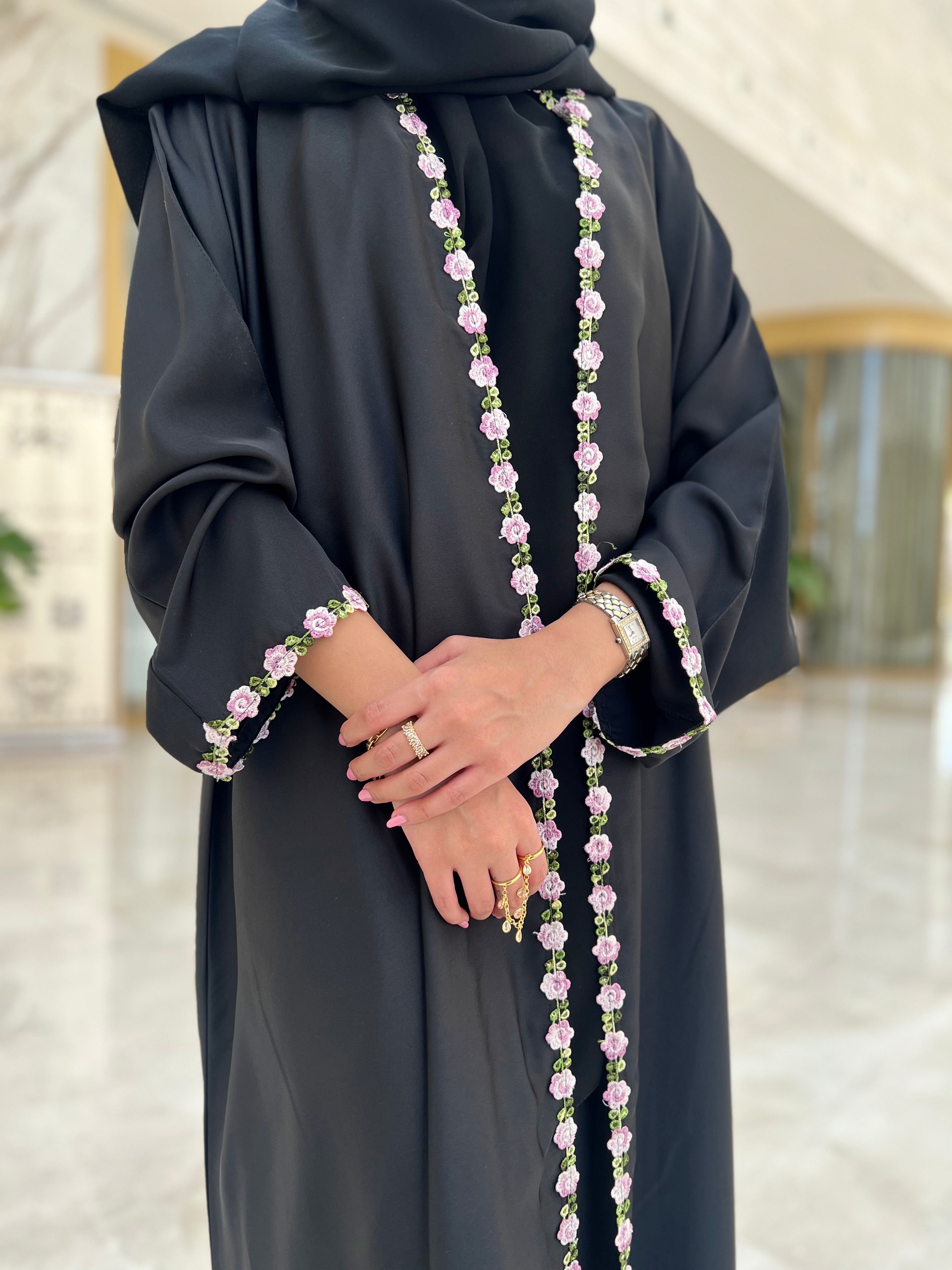 MWT333  - عباية اسود مع اطراف ورد - Aya